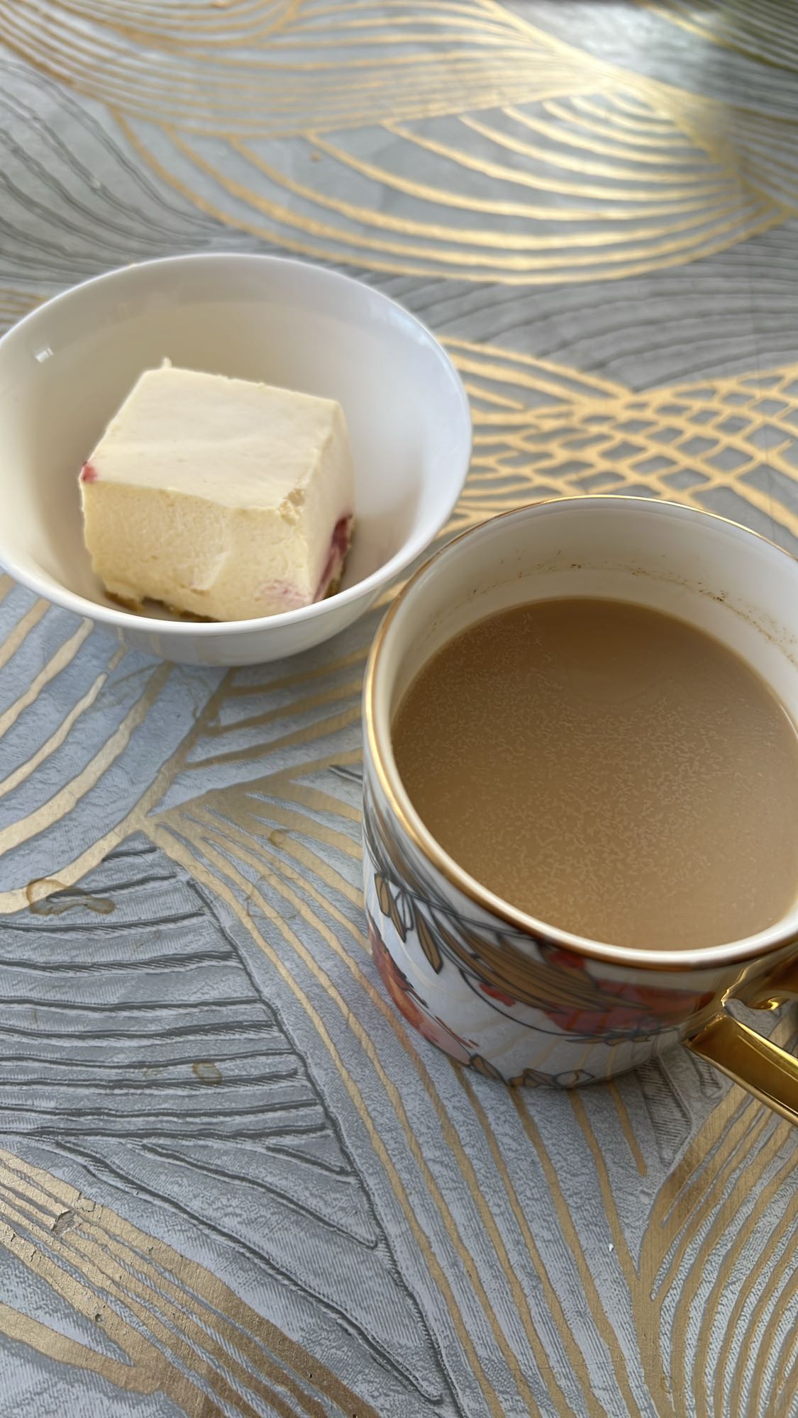 Кофе с молоком и мороженое