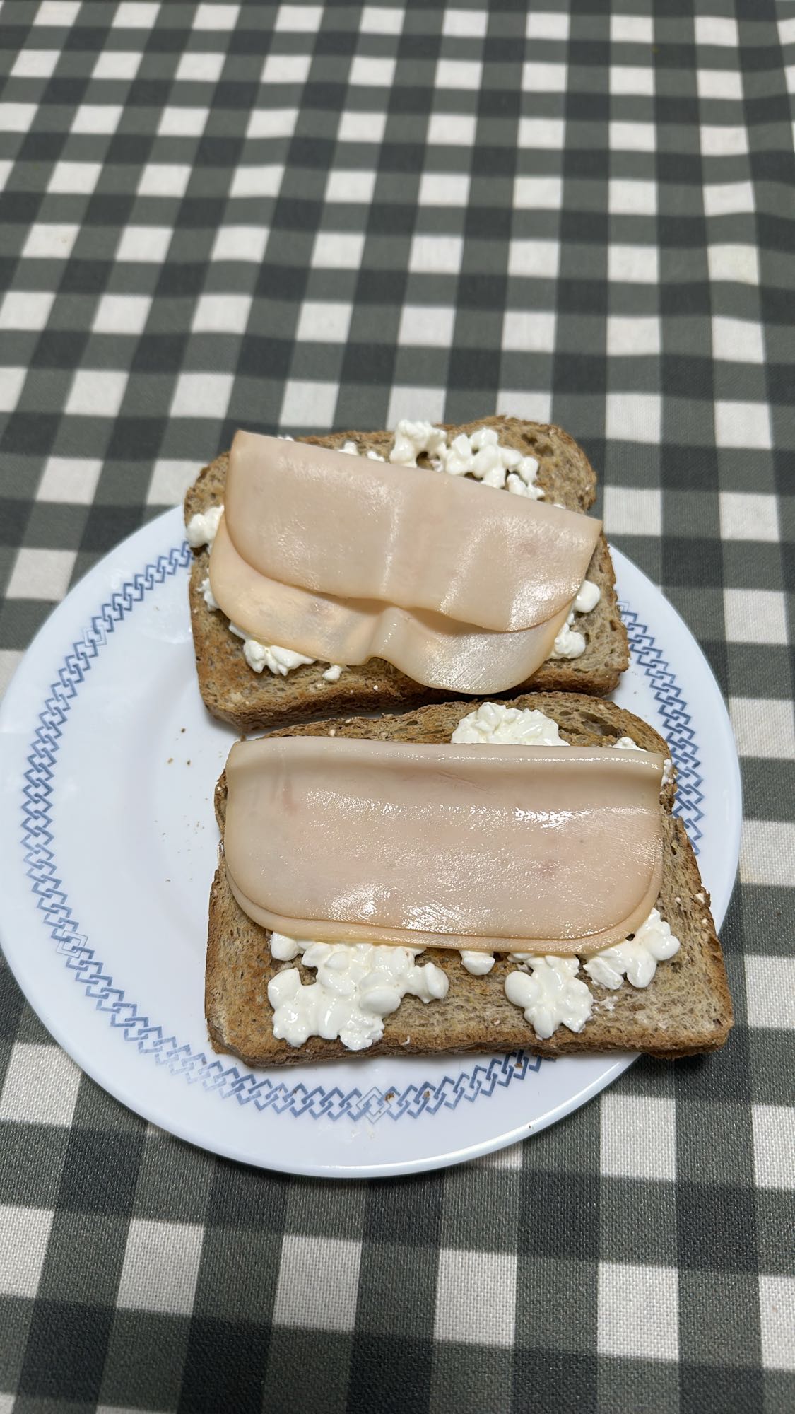 Tostadas de pavo y queso cottage