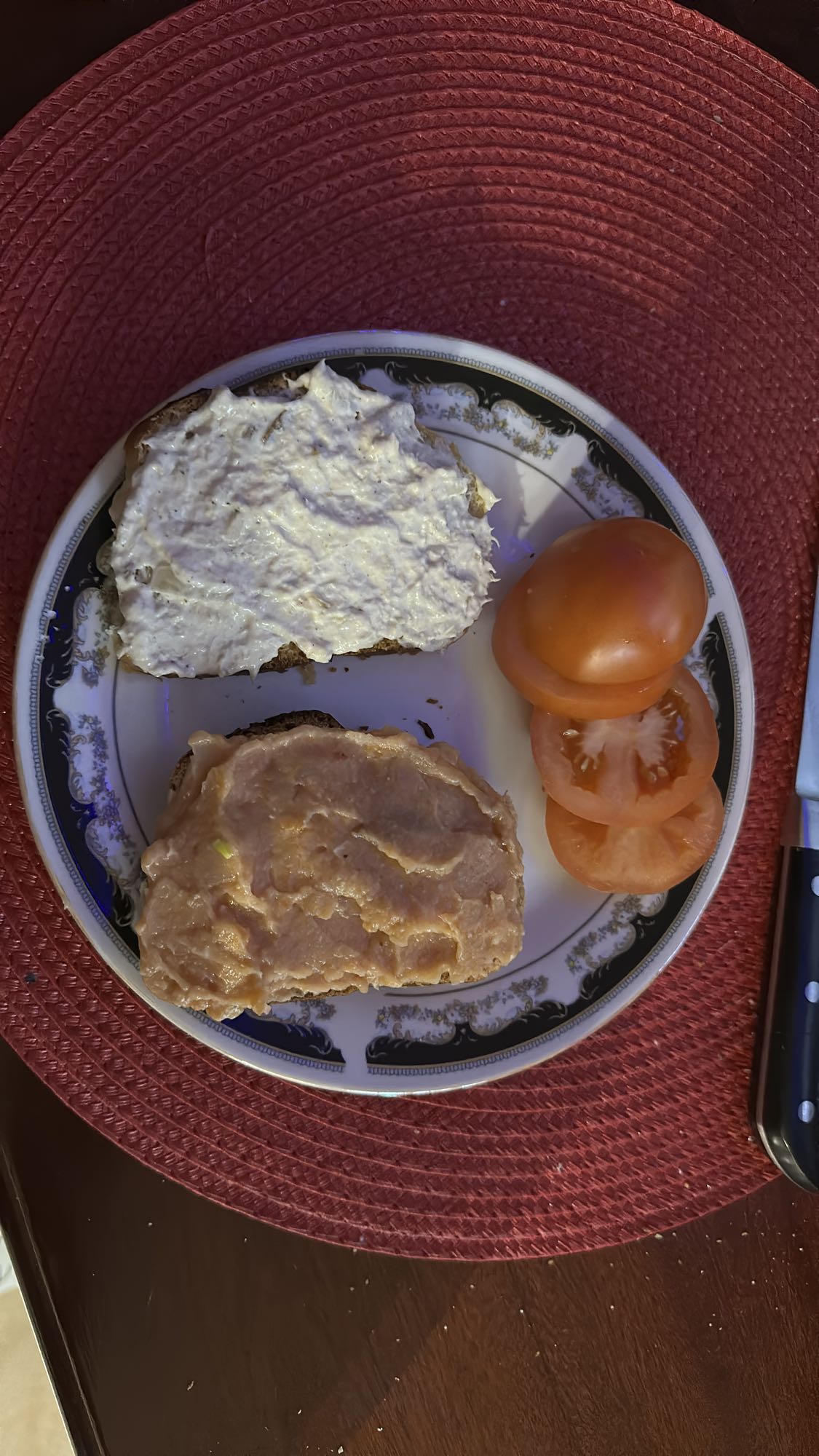 Sandviș cu pastă și roșii