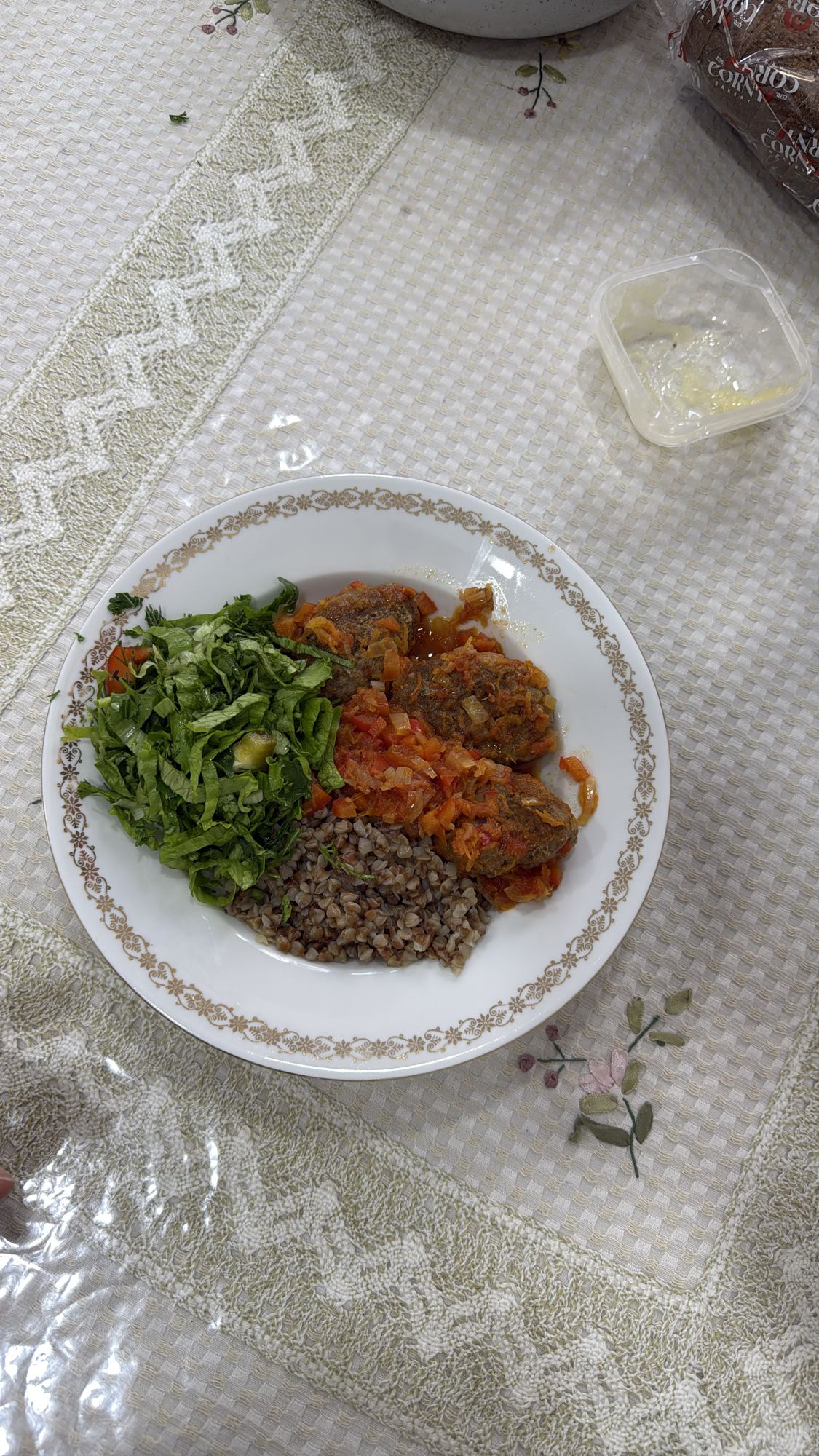 Котлеты с гречкой и салатом