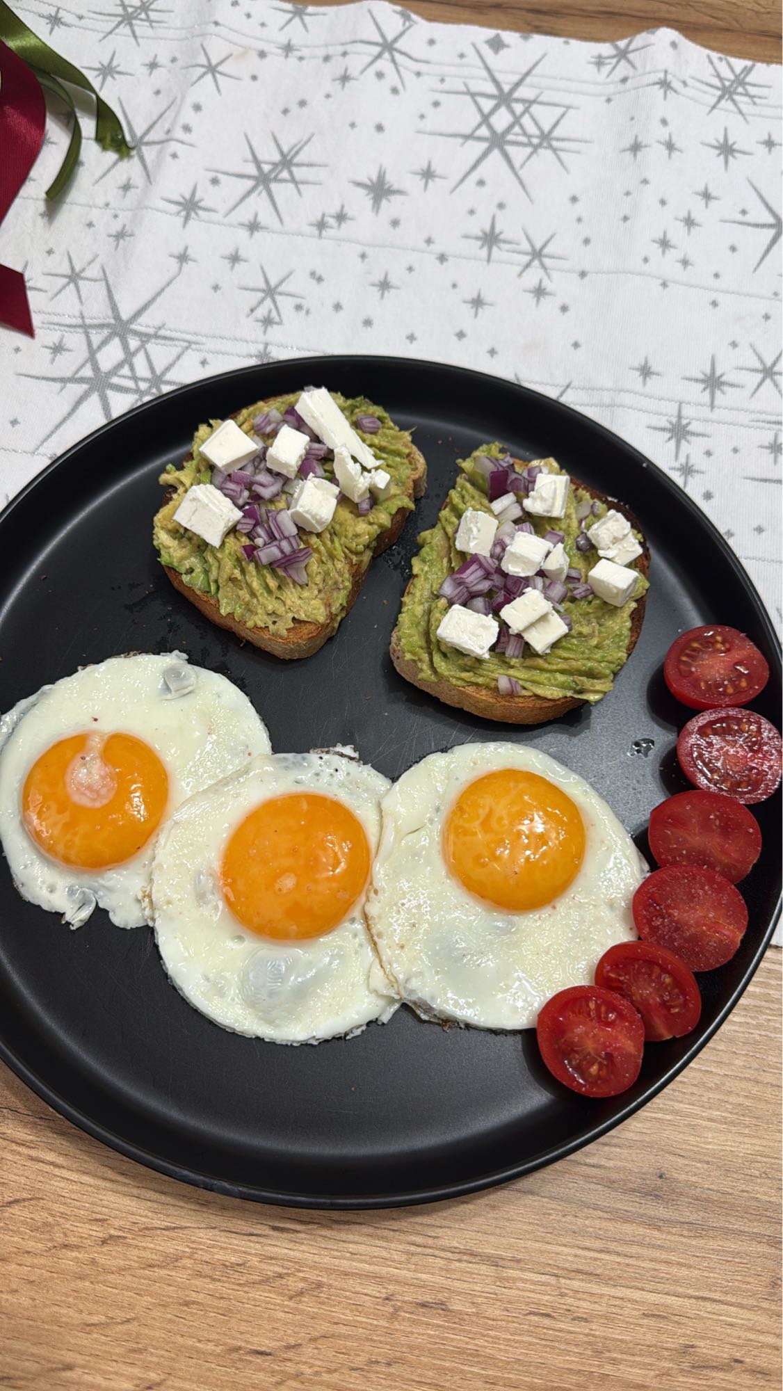 Mic dejun cu avocado și ouă