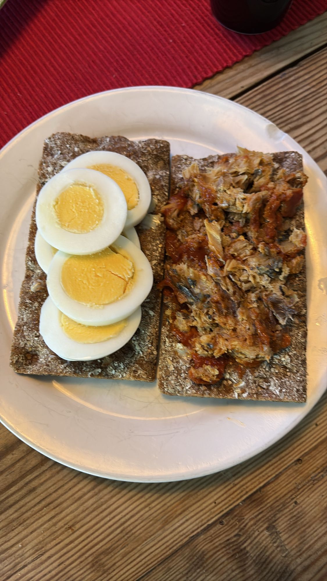 Knäckebröd med ägg & makrill