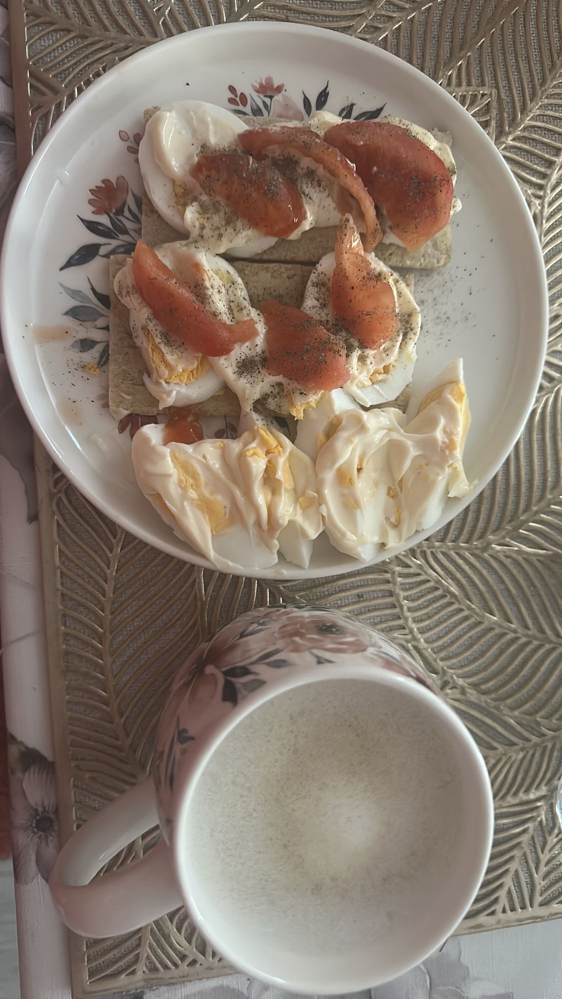 Jajka z pomidorem i pieczywem