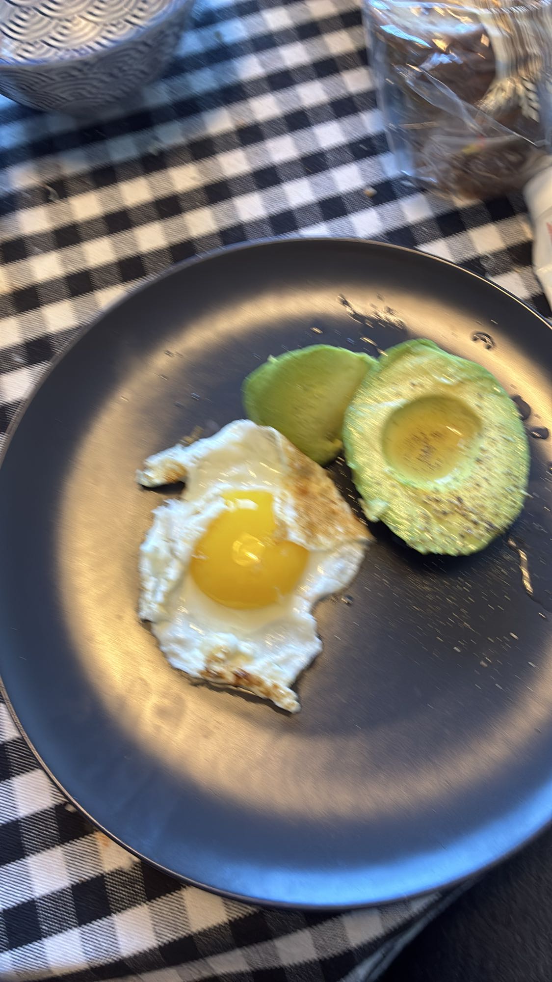 Gebakken ei met avocado