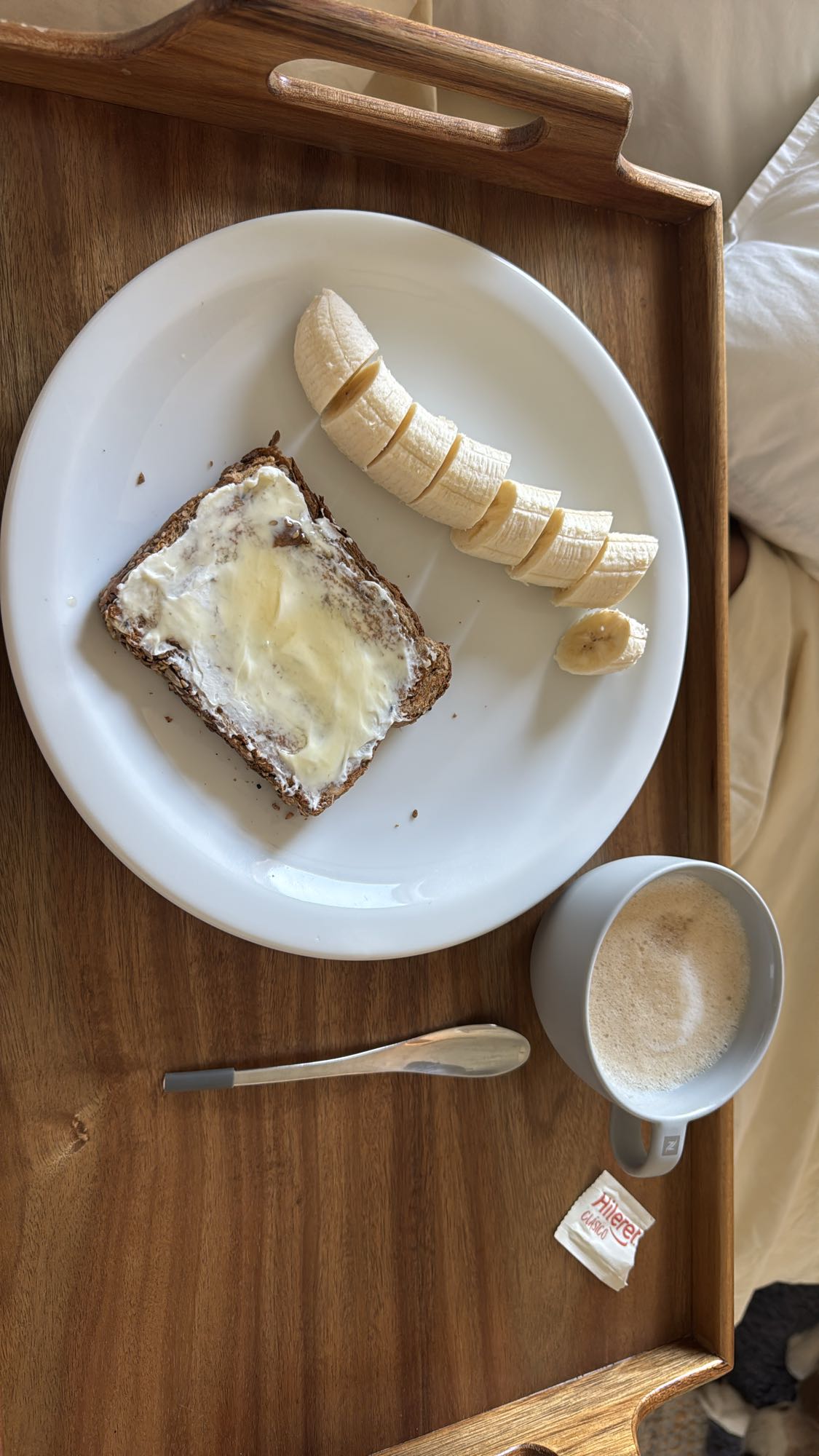 Desayuno con plátano y capuchino