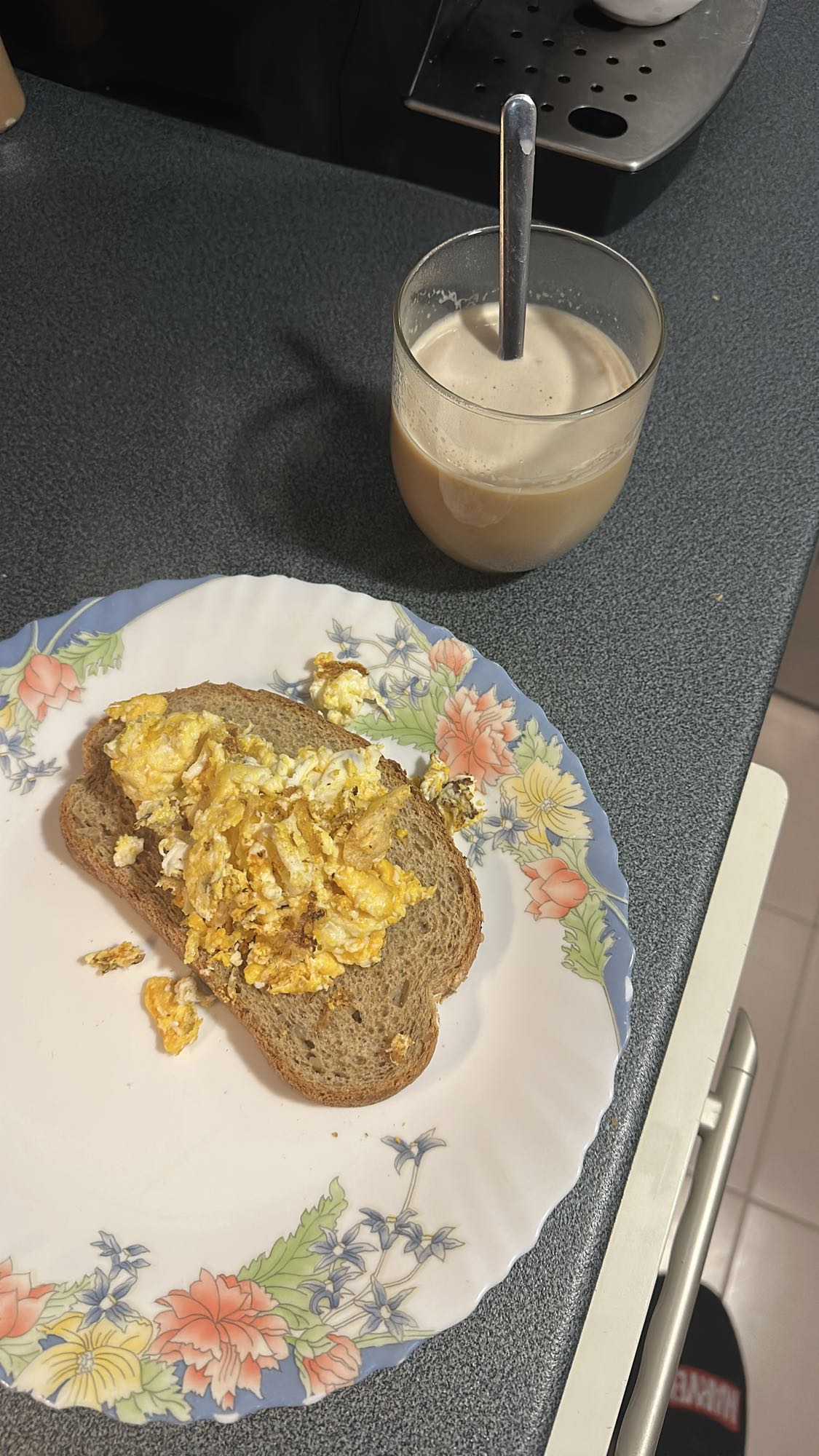 Tostada con huevo y café