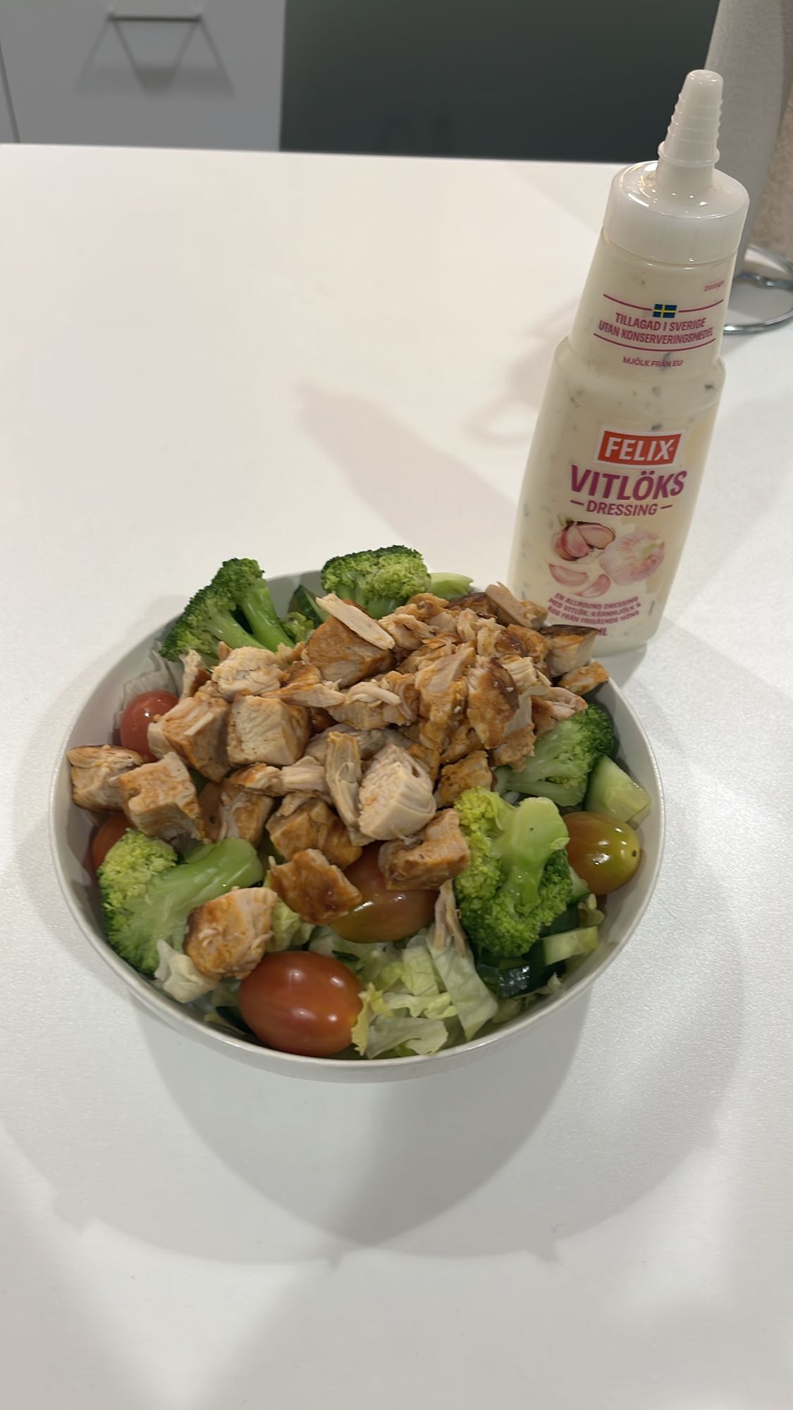 Kycklingsallad med vitlöksdressing