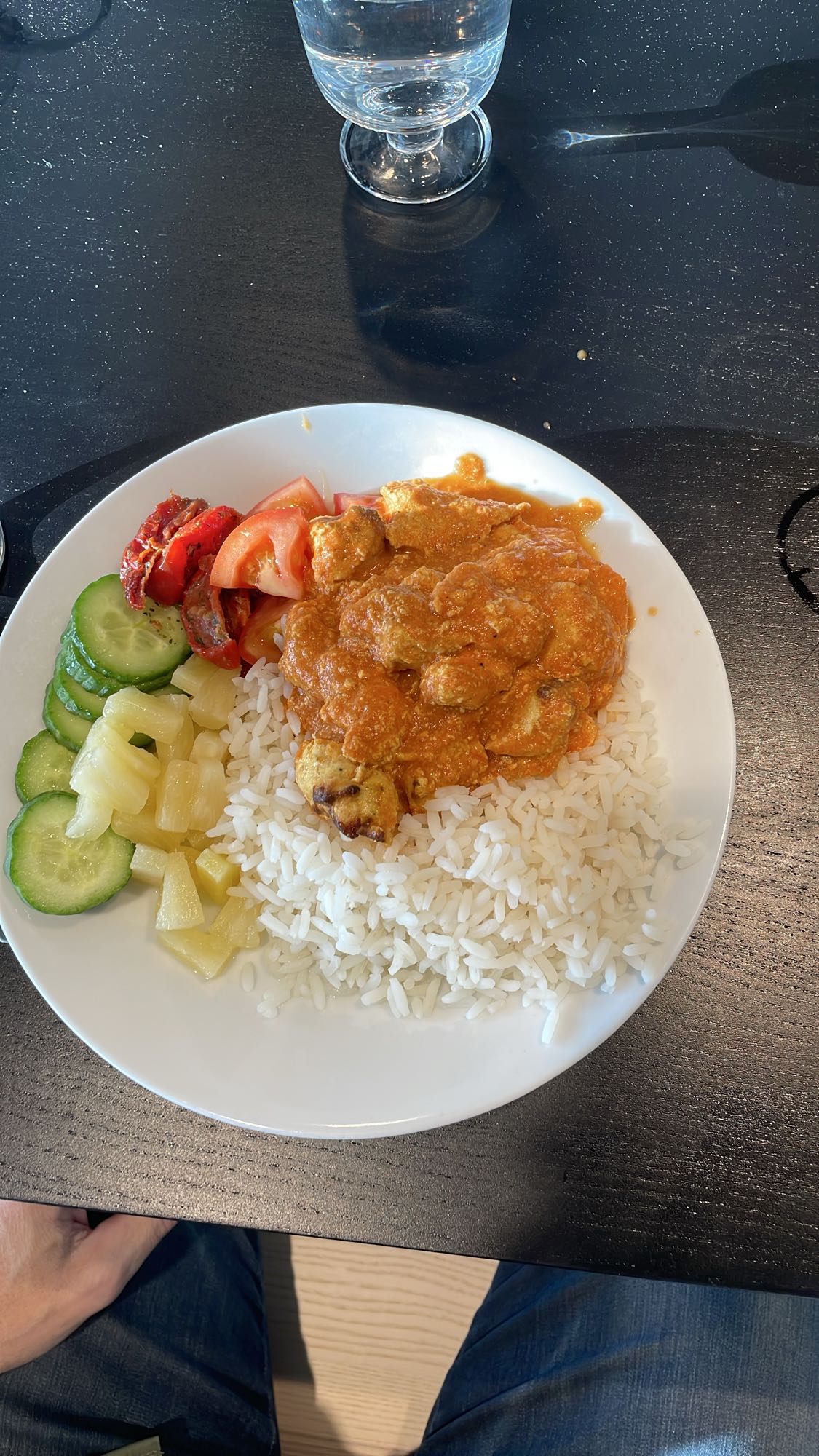 Kycklinggryta med ris och sallad