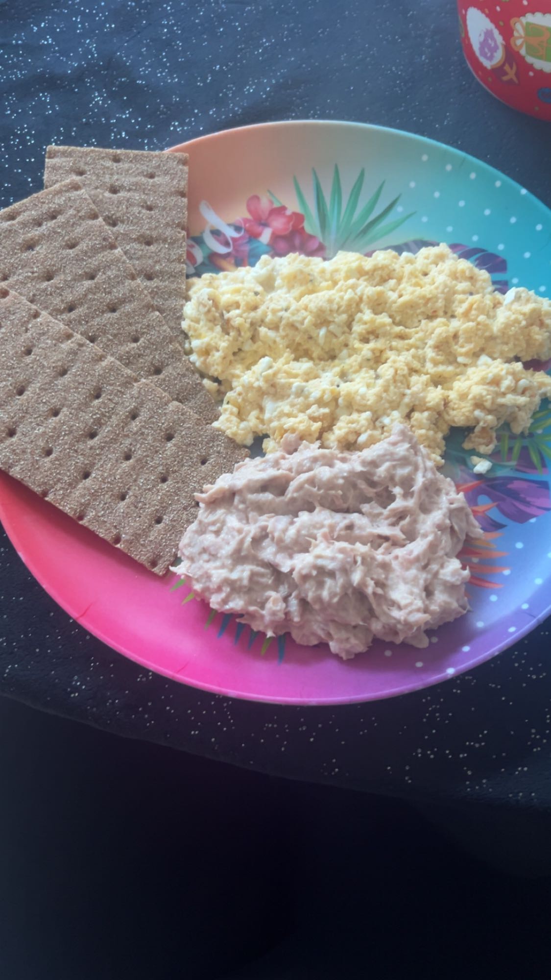 Knäckebröd met ei en tonijn