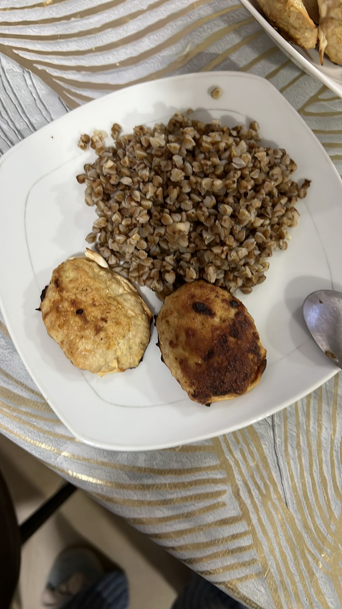 Гречка с котлетами