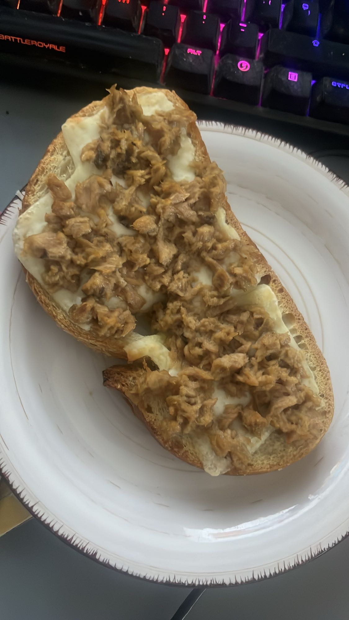 Tostada de atún y queso