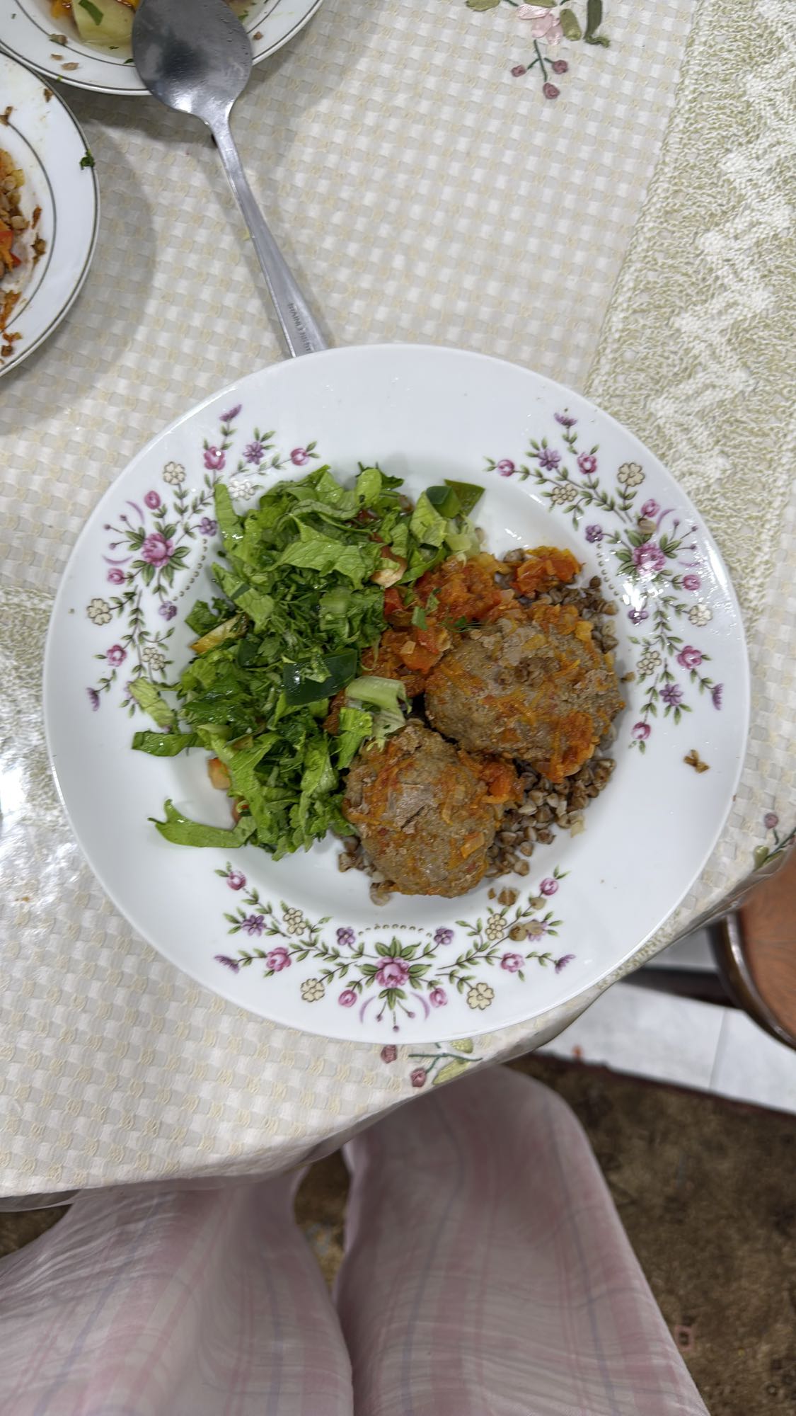 гречка с котлетами и салатом