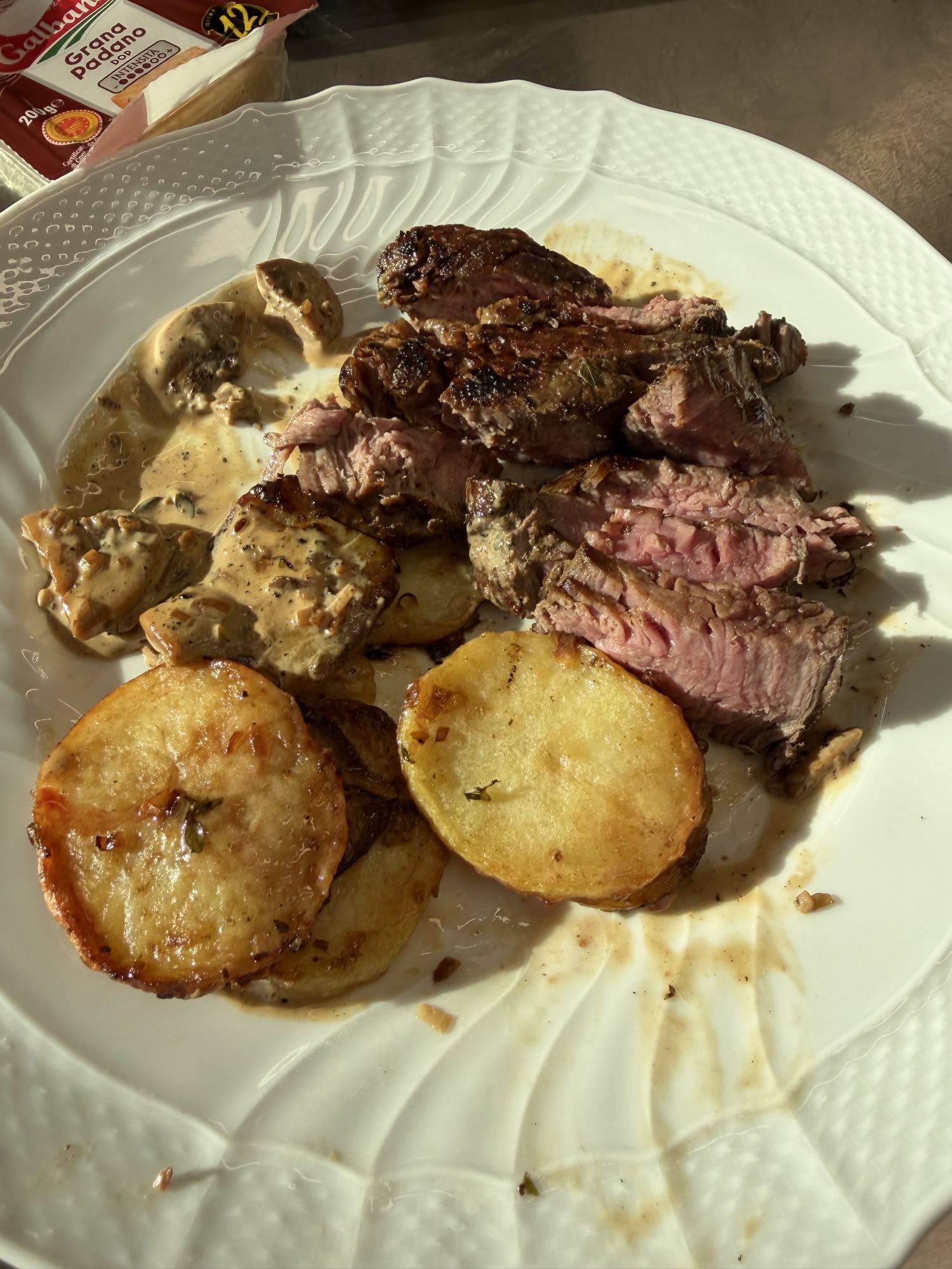 Friptură cu cartofi și sos