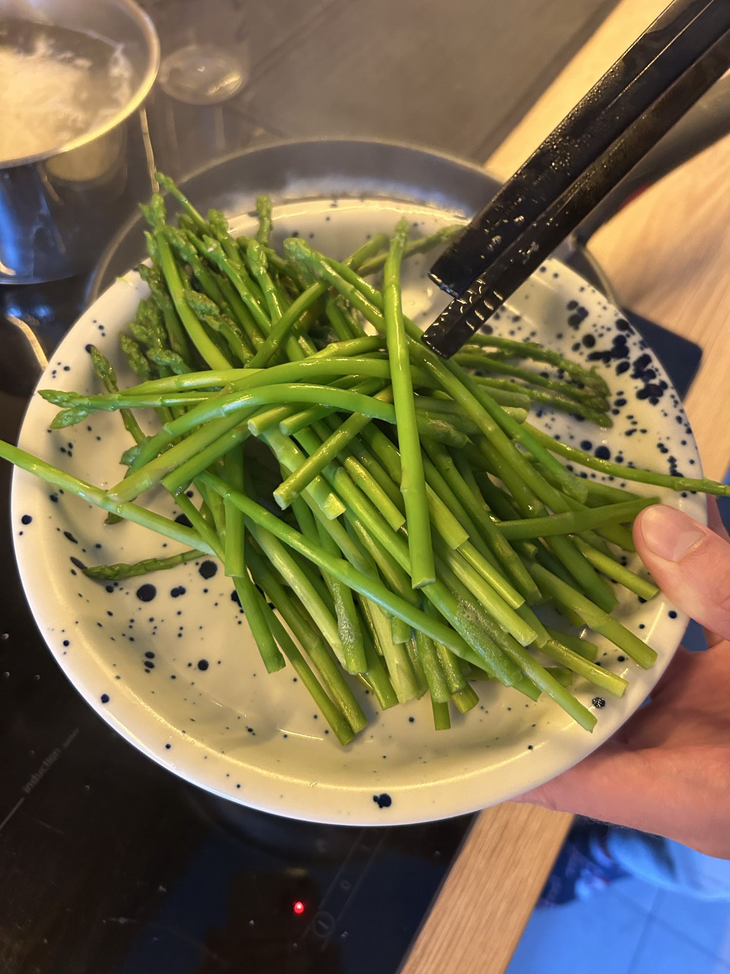 отварная спаржа