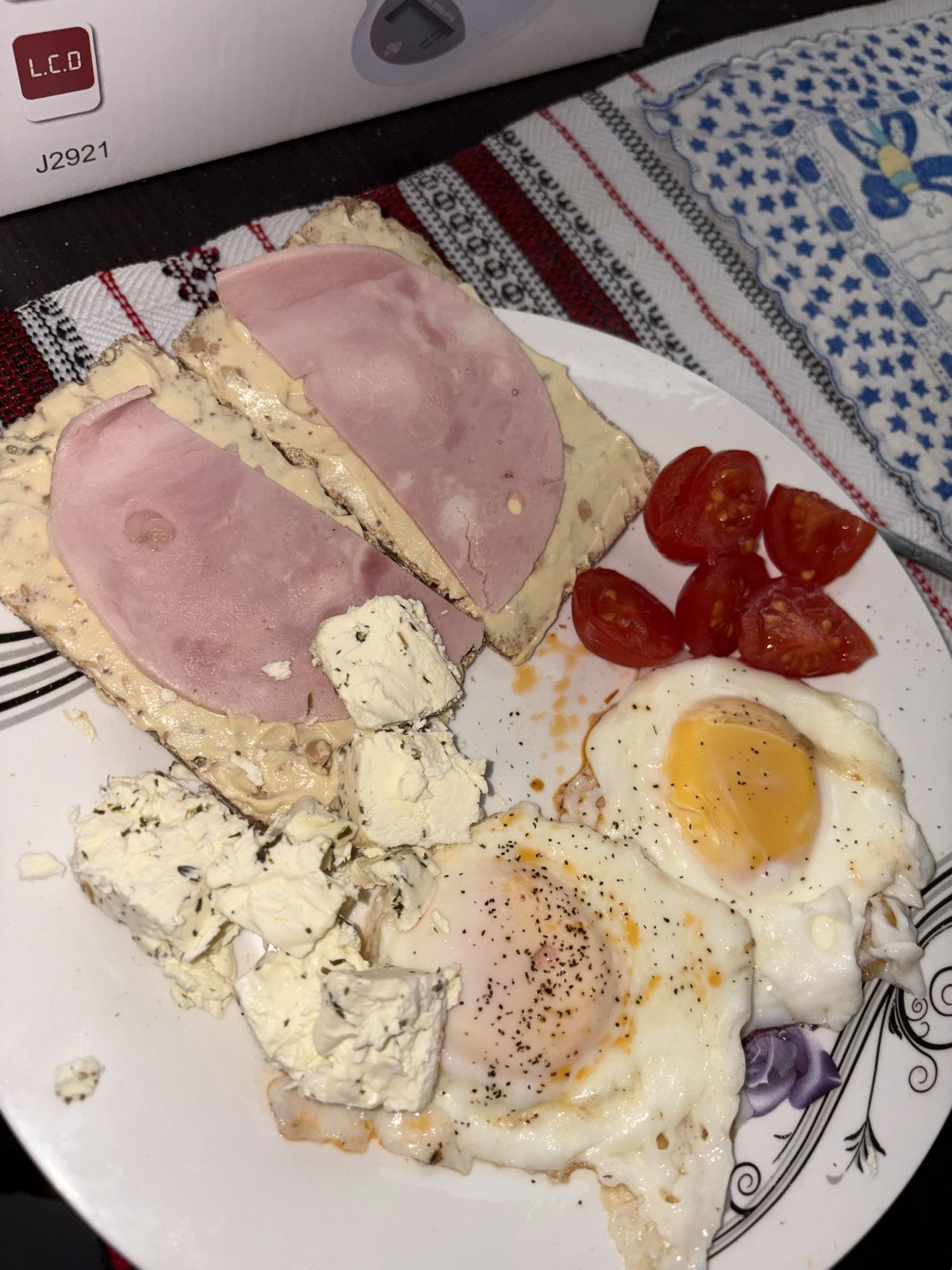 Mic dejun cu ouă și șuncă