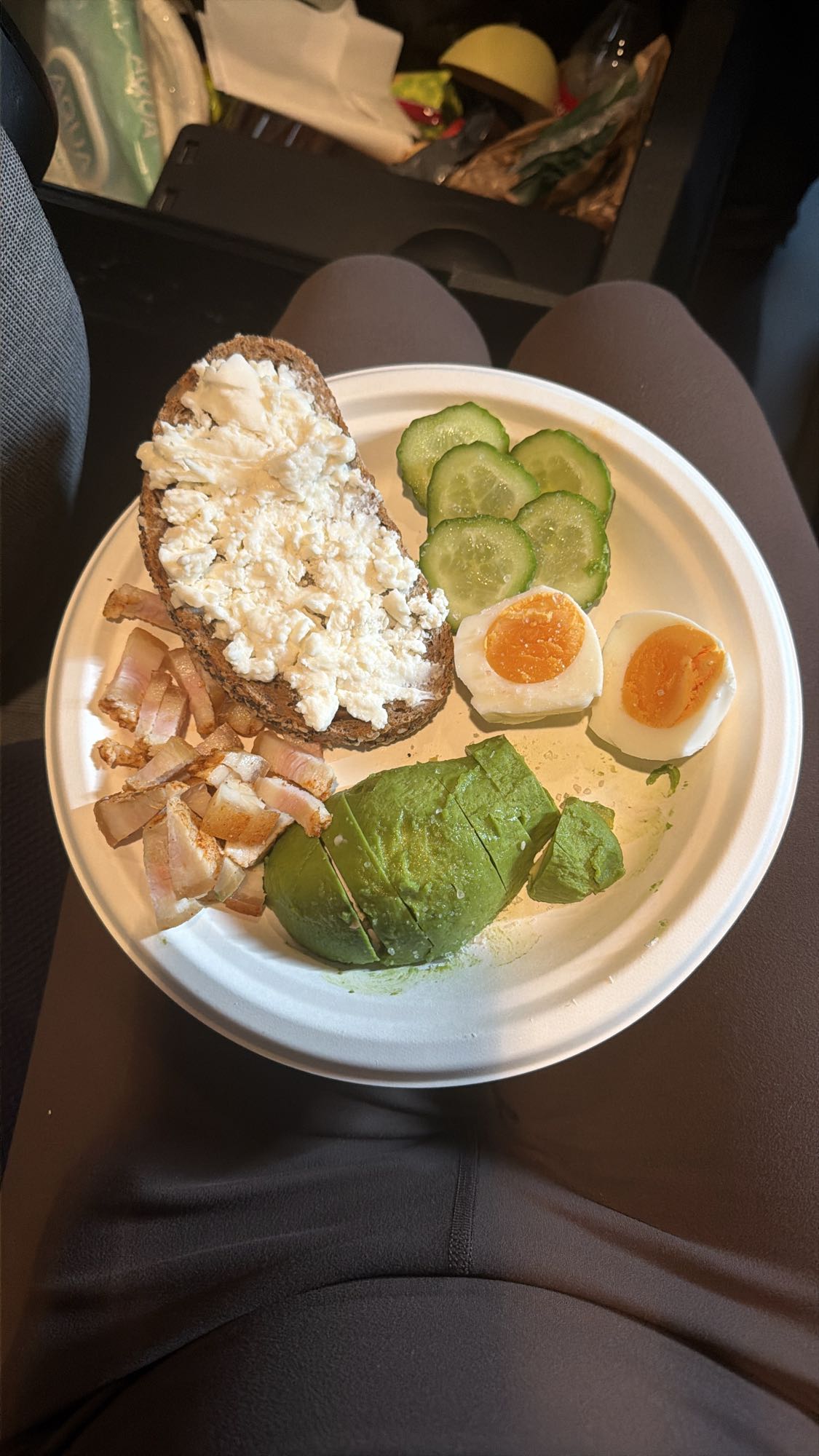 Mic dejun cu avocado și ou