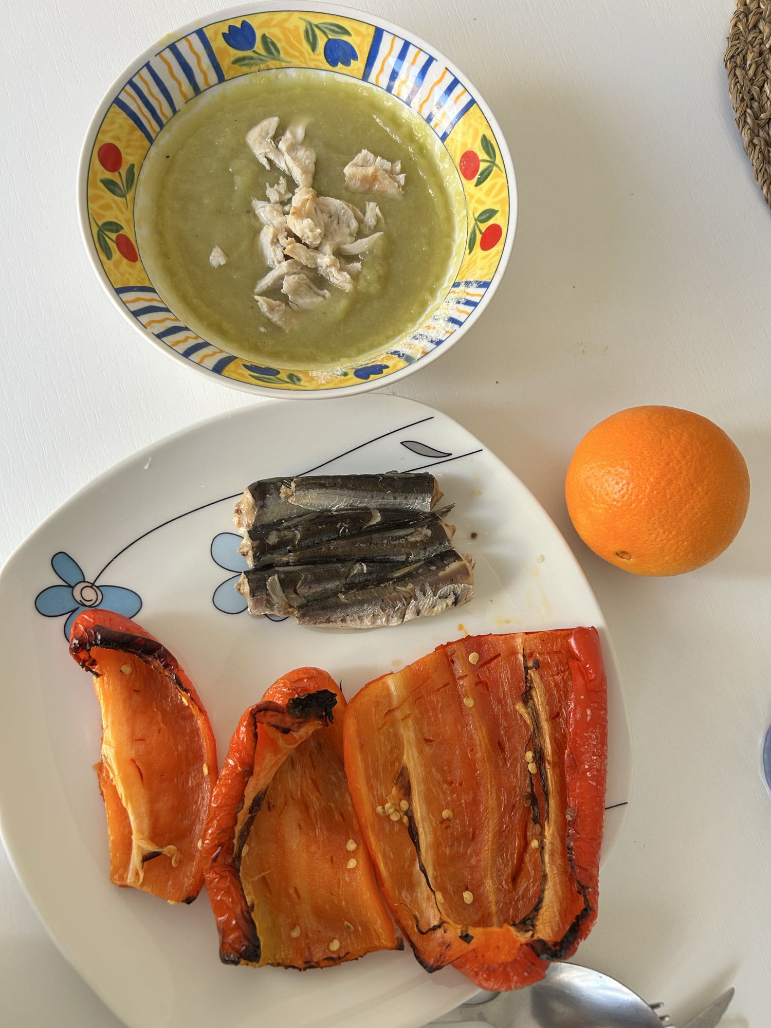 Puré de calabacín, cebolla, sardinas, pimiento y naranja