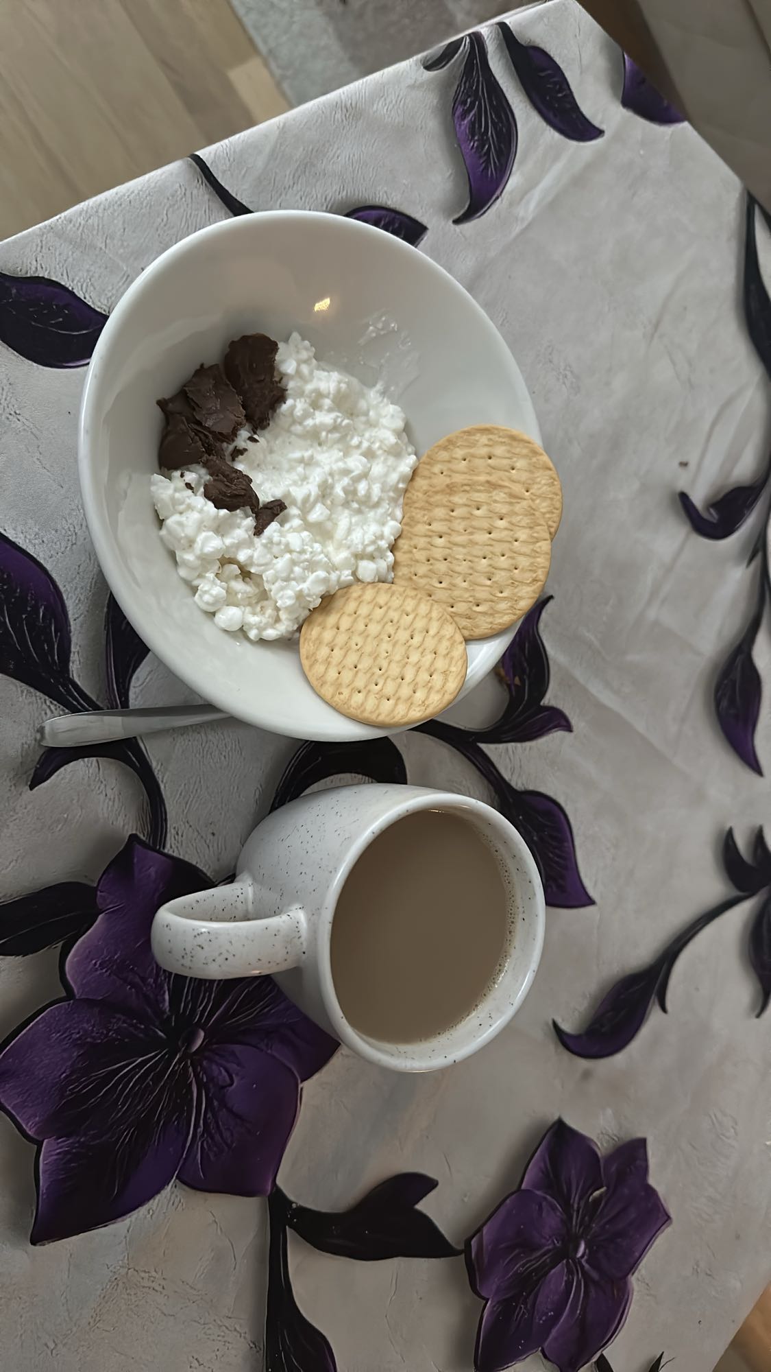 Творог с печеньем и кофе