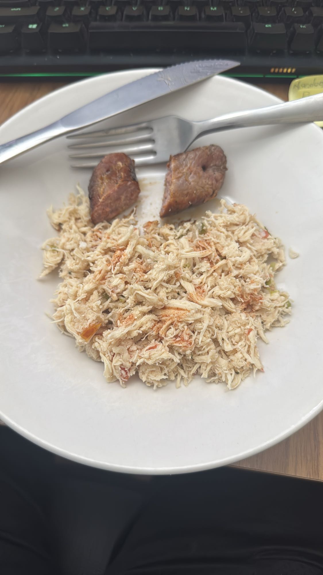 Frango desfiado com linguiça