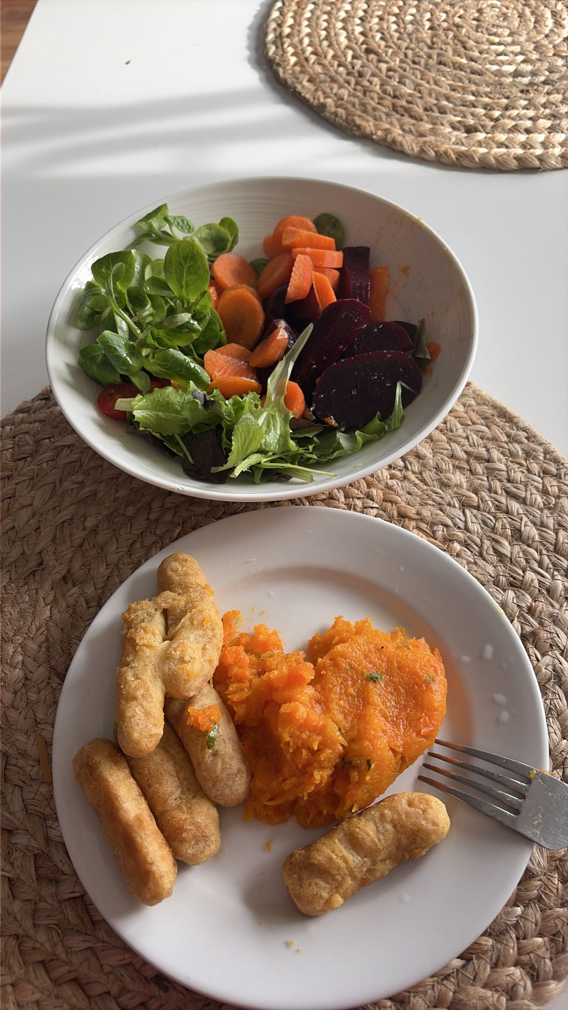 ensalada y nuggets con puré