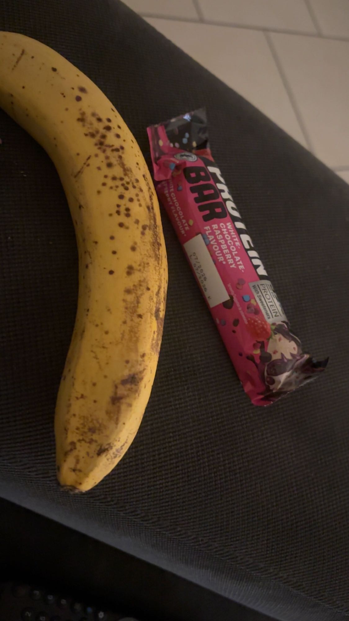 Banane et barre protéinée