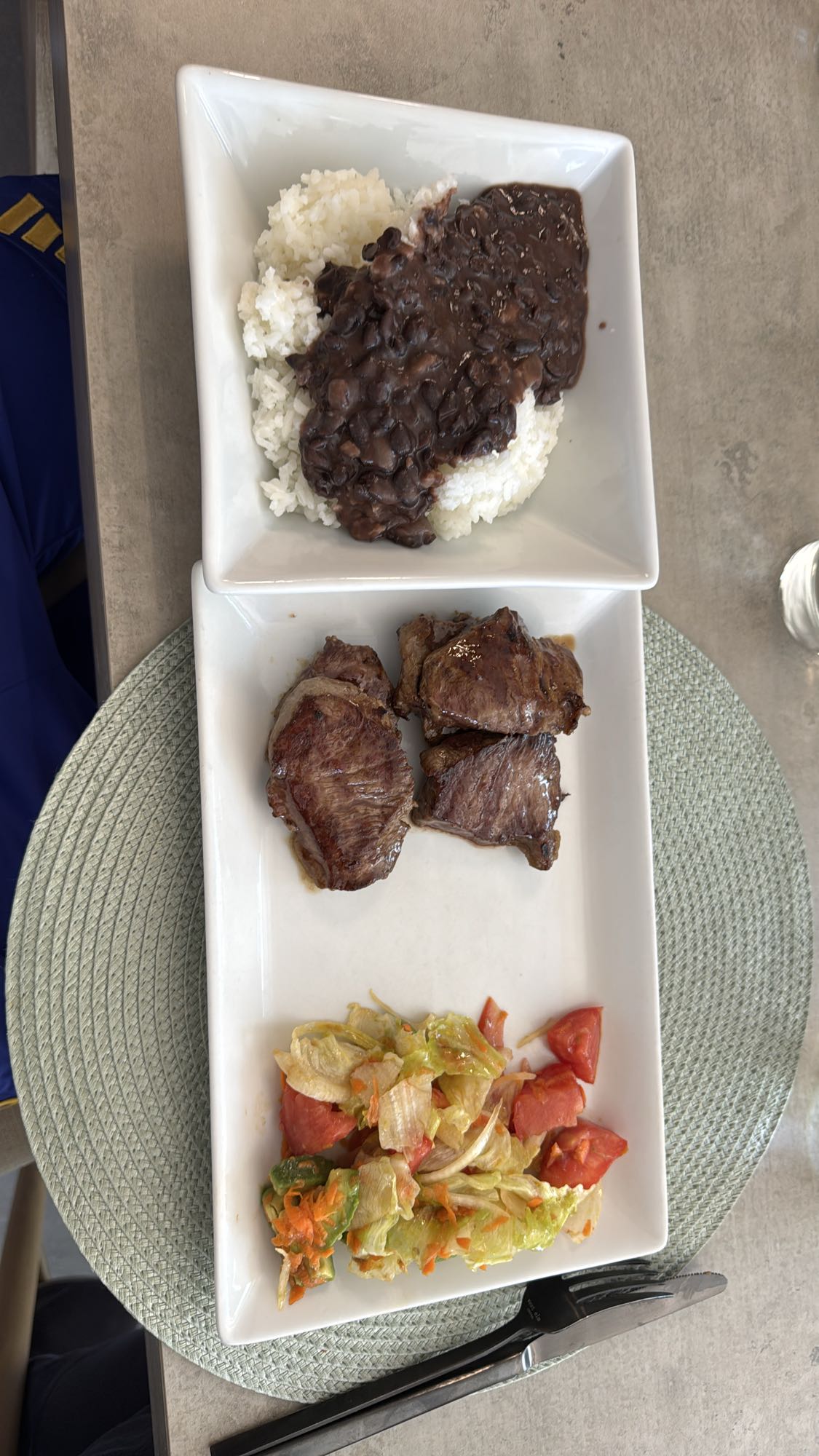 arroz, frijoles, carne y ensalada