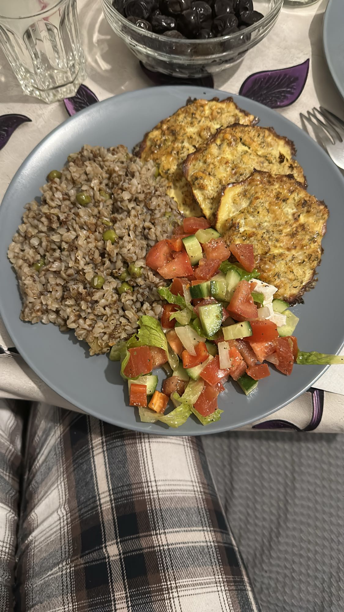 гречка с котлетами и салатом