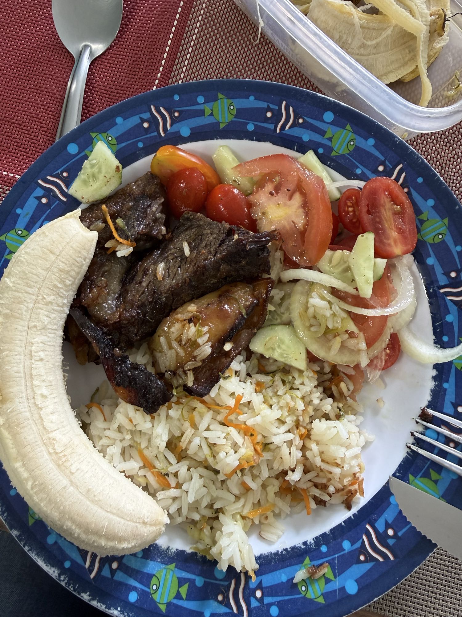 Arroz, carne, banana e salada