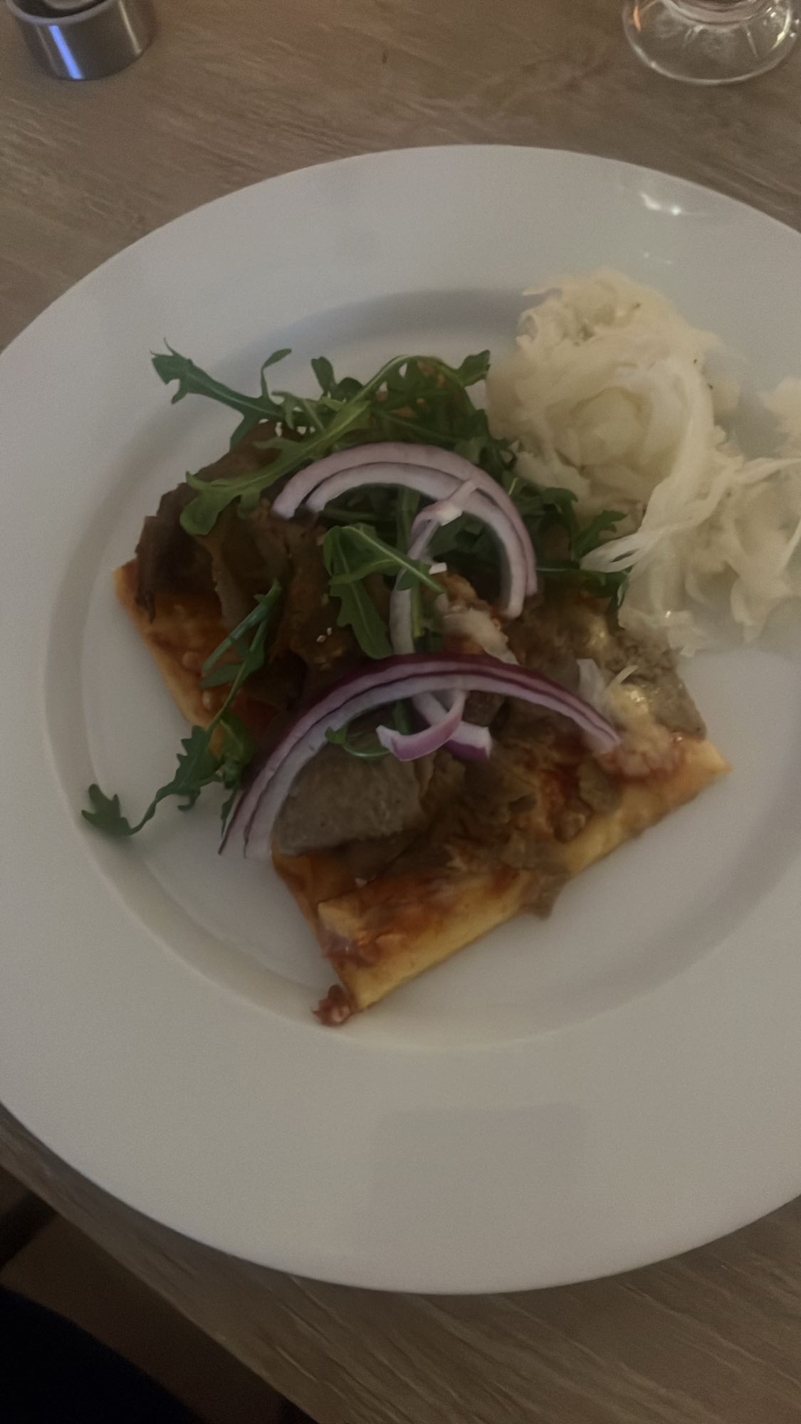 Kebabpizza med sallad