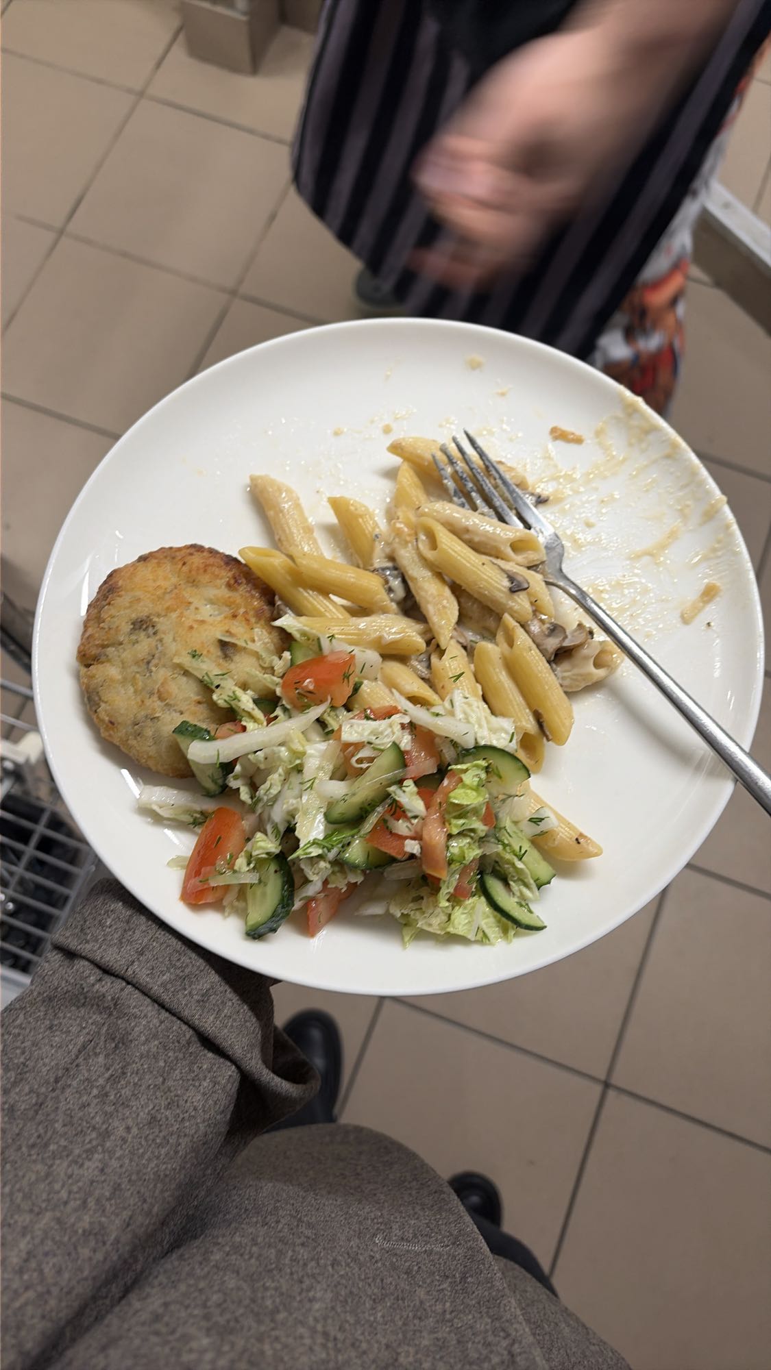 макароны с котлетой и салатом