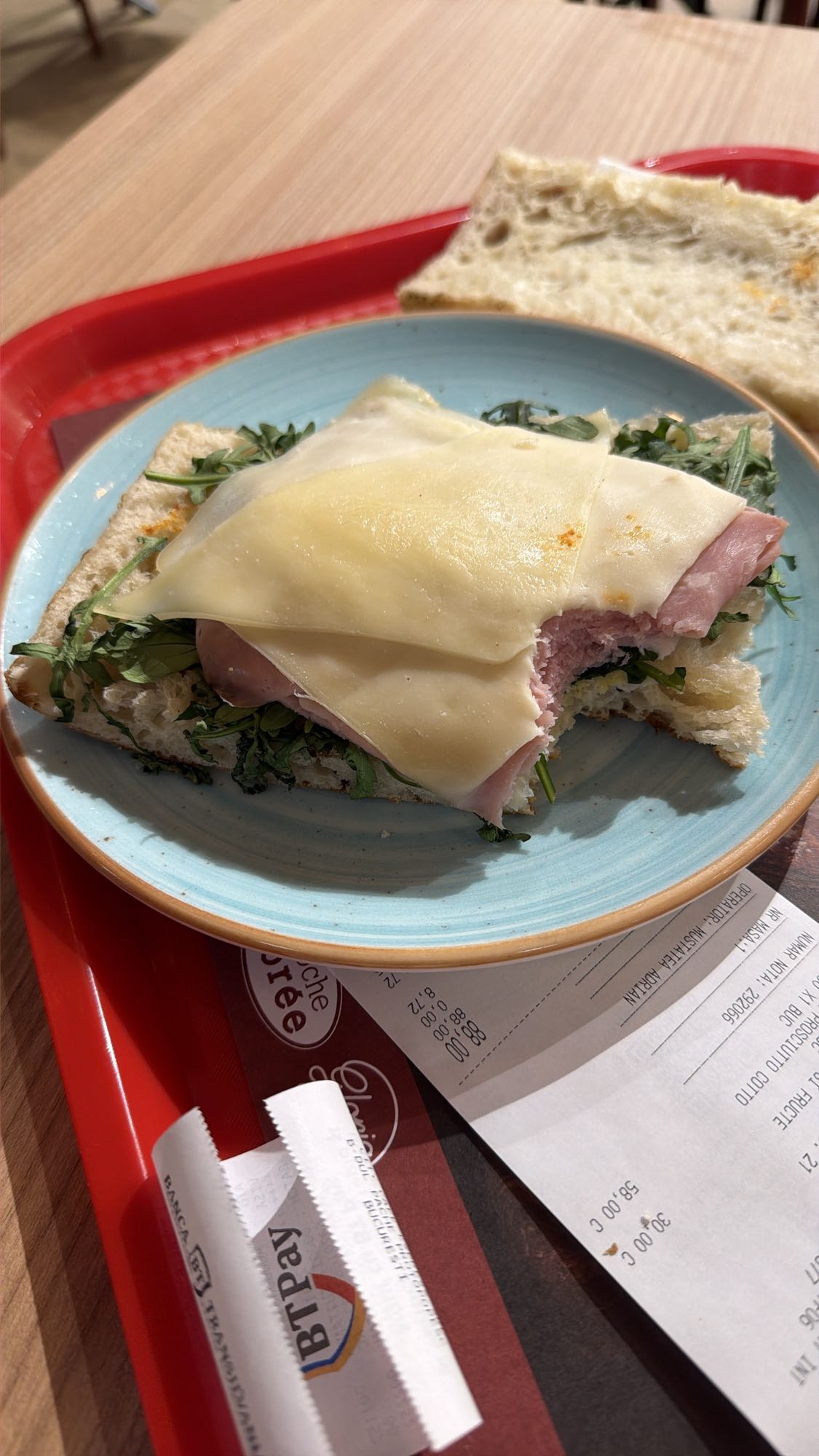 Sandviș cu șuncă și brânză