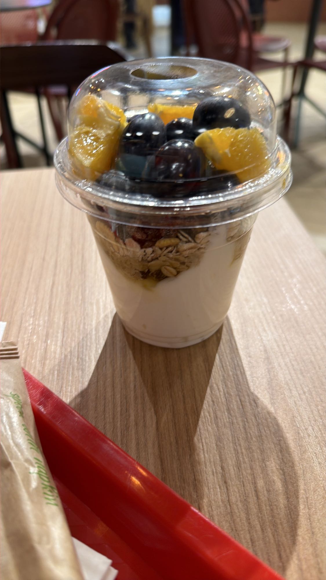 Iaurt cu fructe și granola