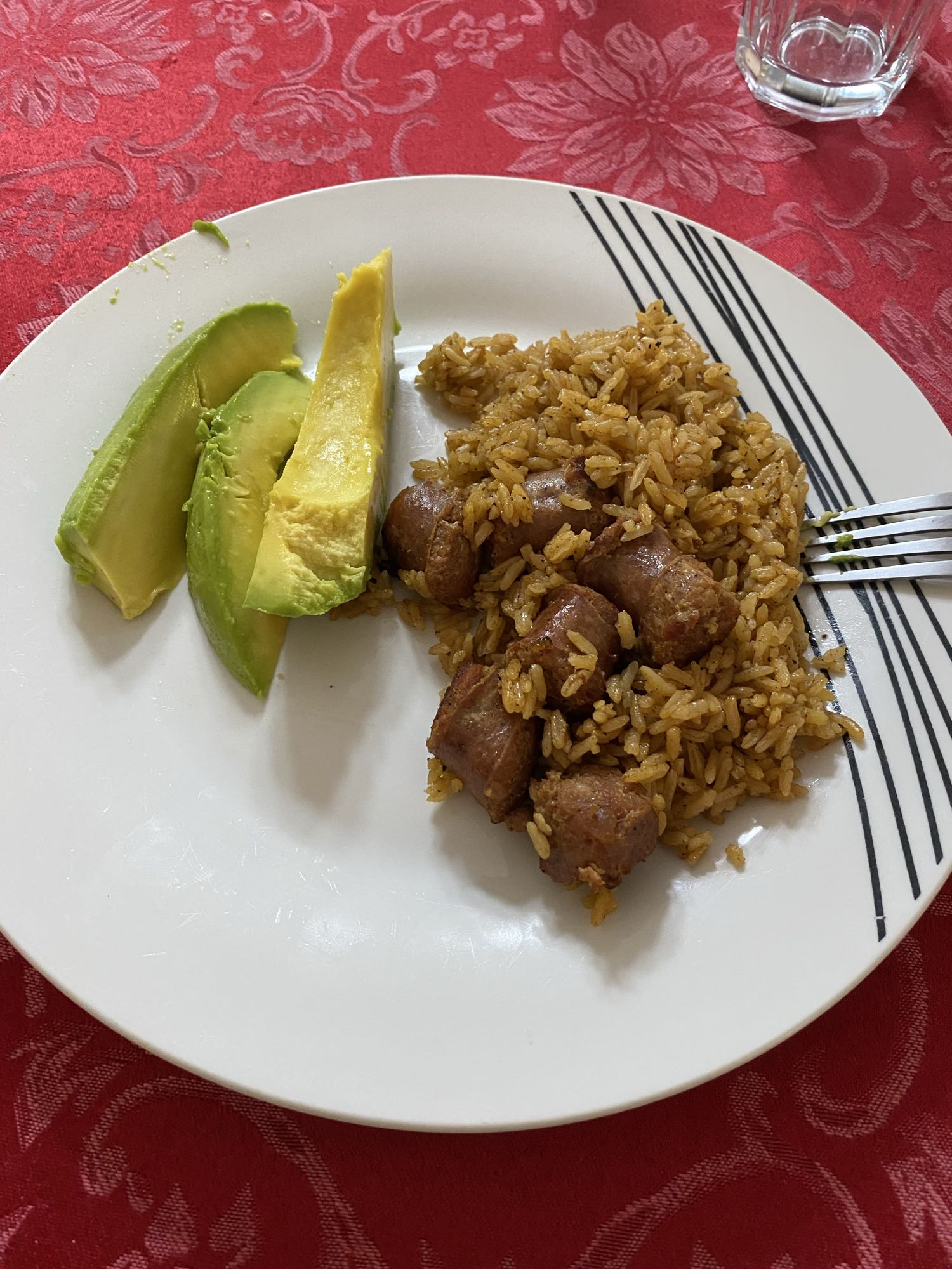 Arroz con salchicha y aguacate