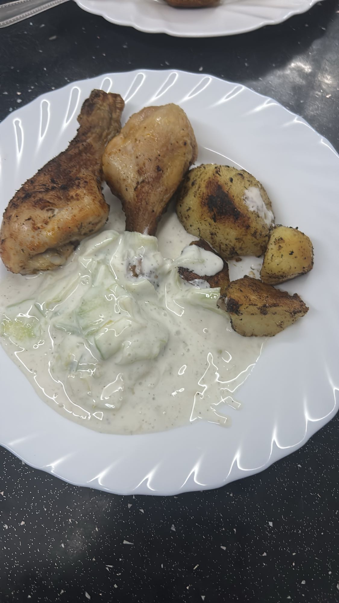 Kurczak z ziemniakami i sosem