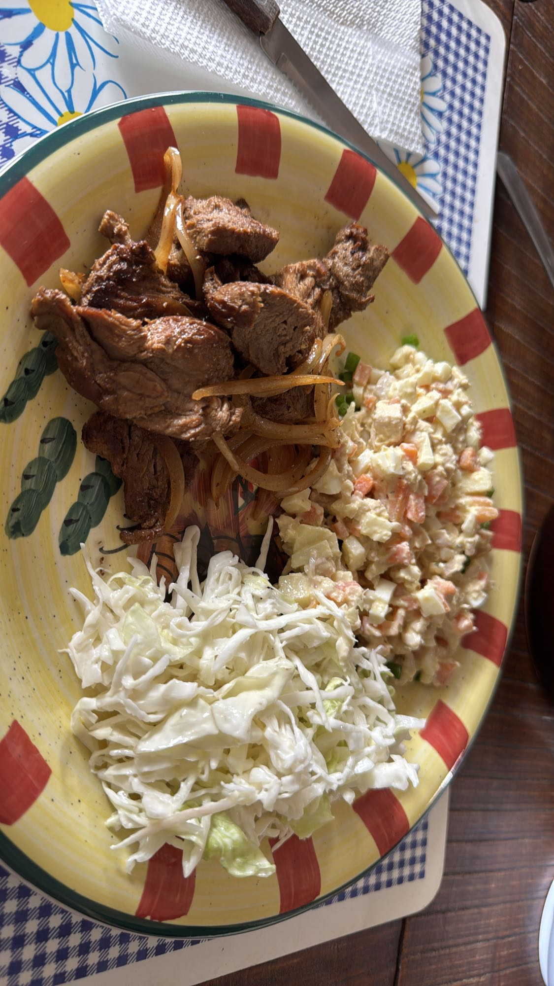 Carne con ensaladas