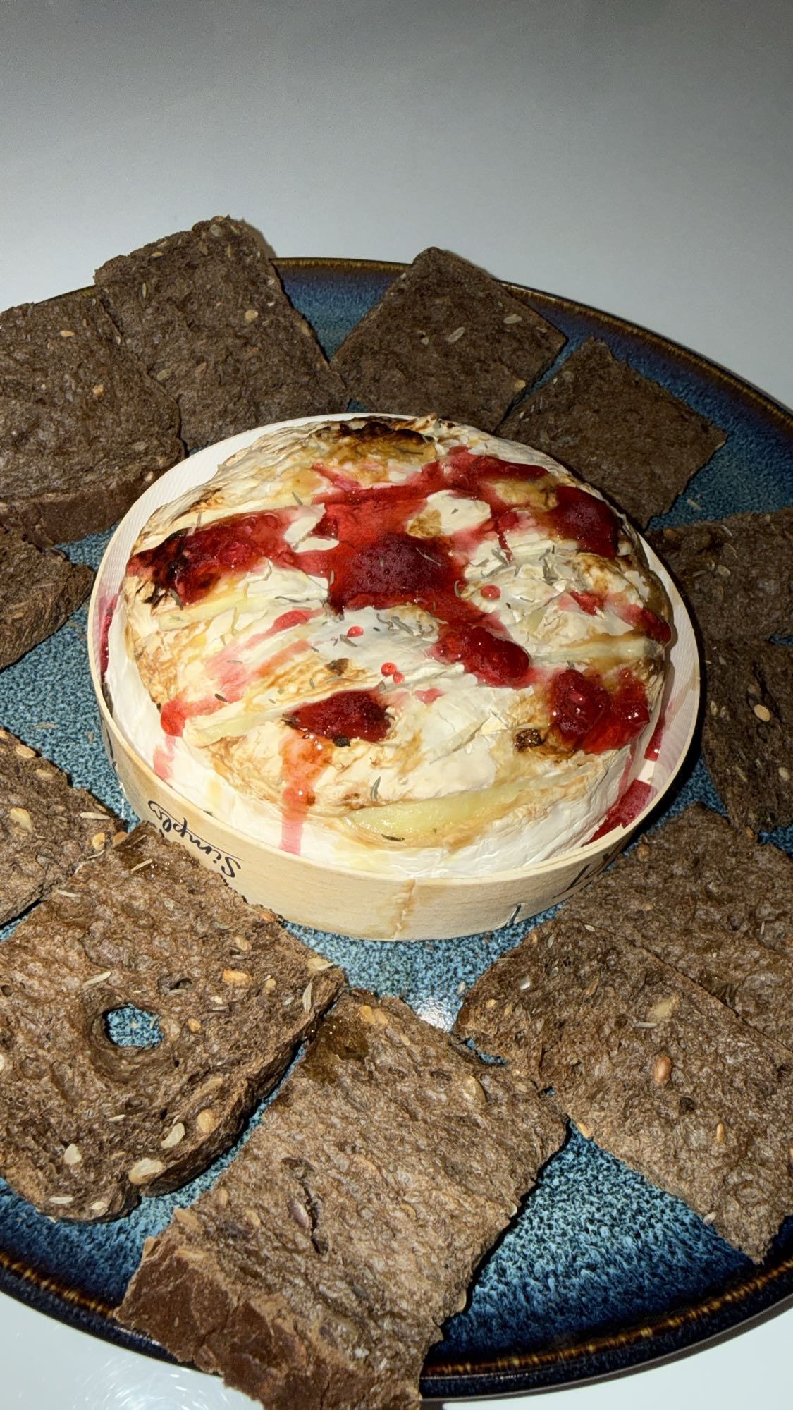 Camembert rôti et crackers