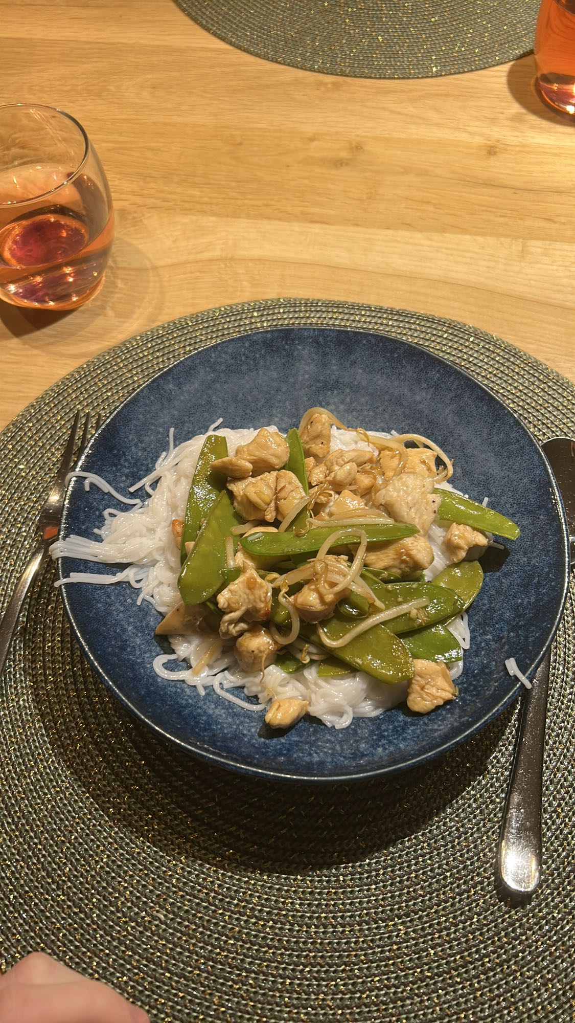 Kip met rijstnoedels