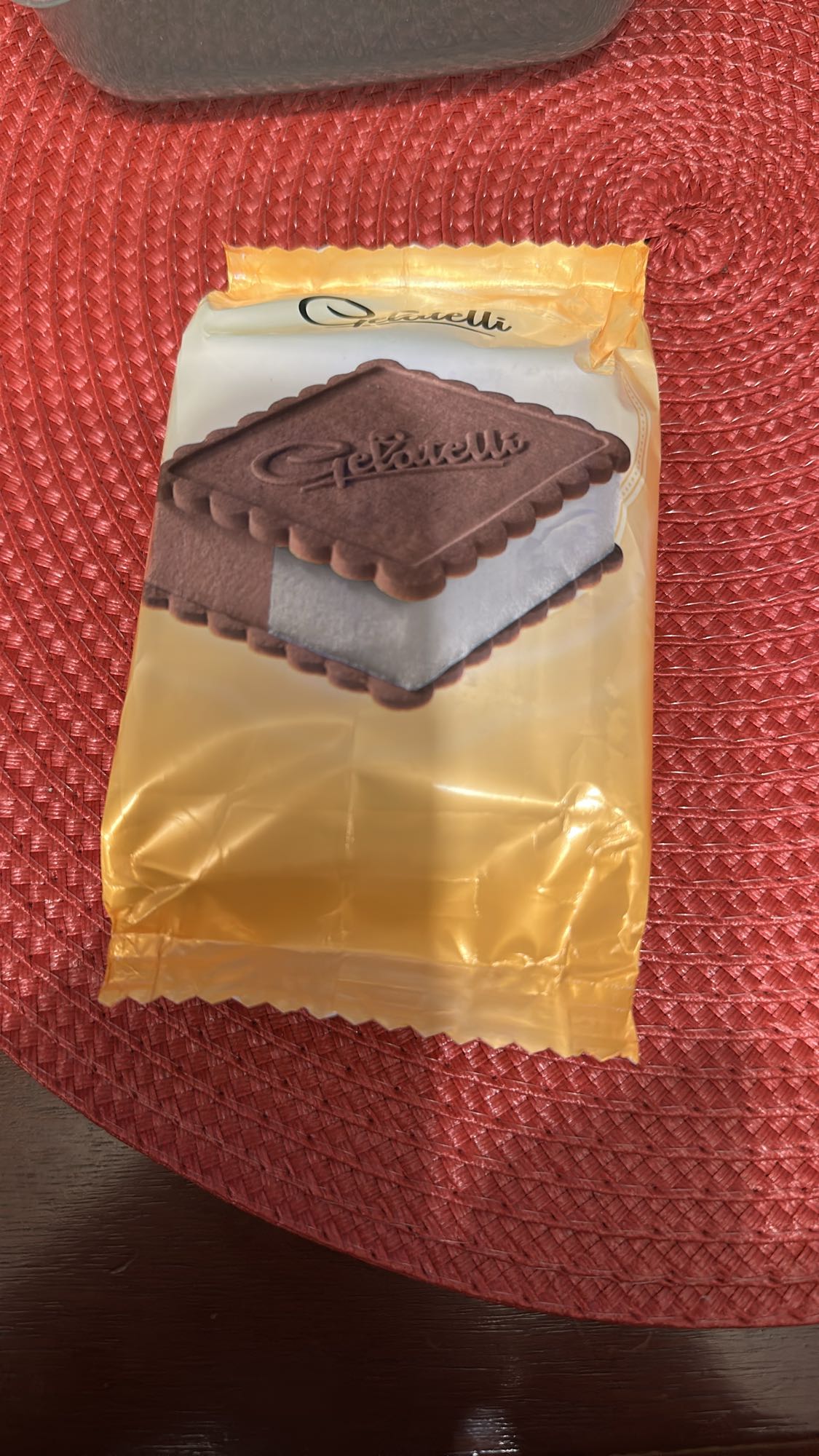 Sandviș cu biscuiți și înghețată