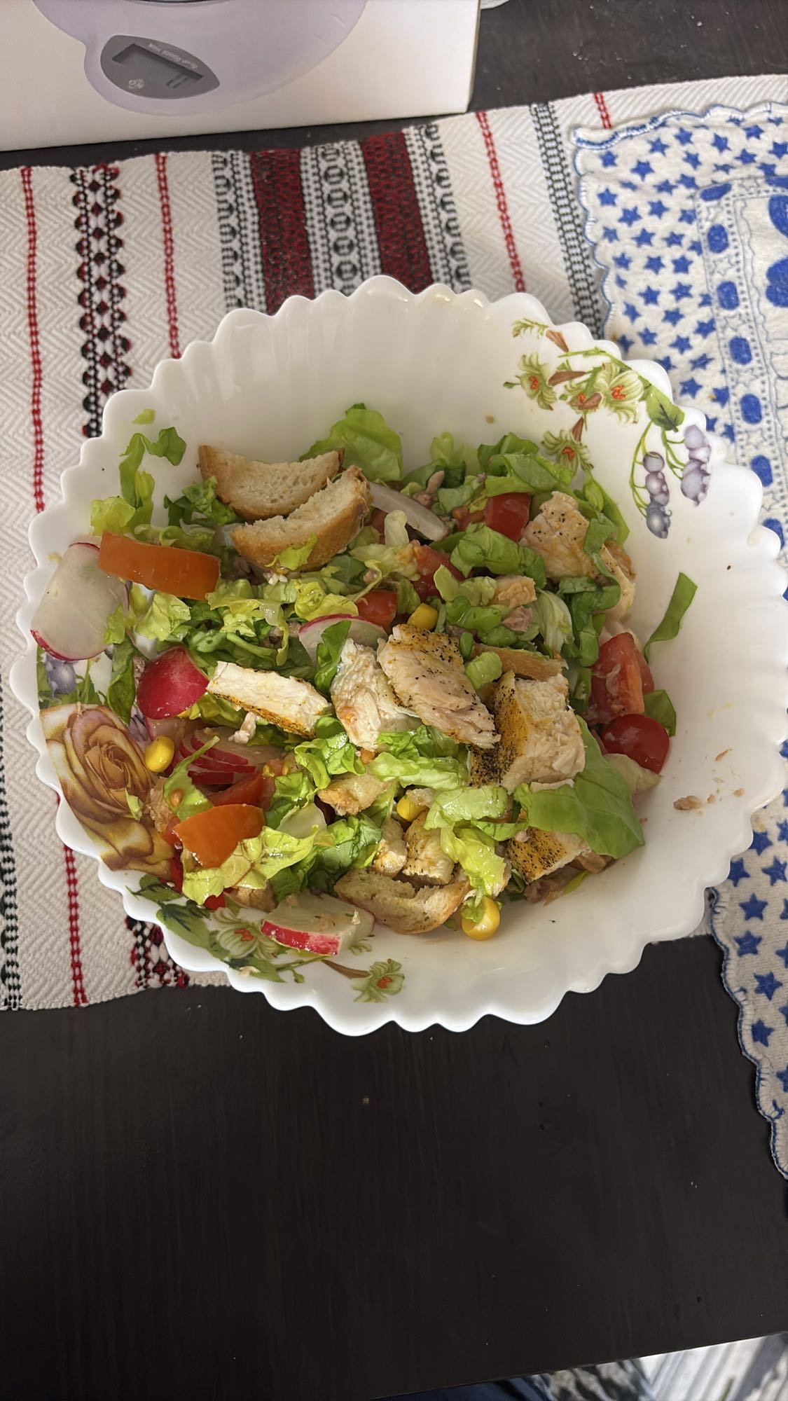 Salată cu pui și crutoane