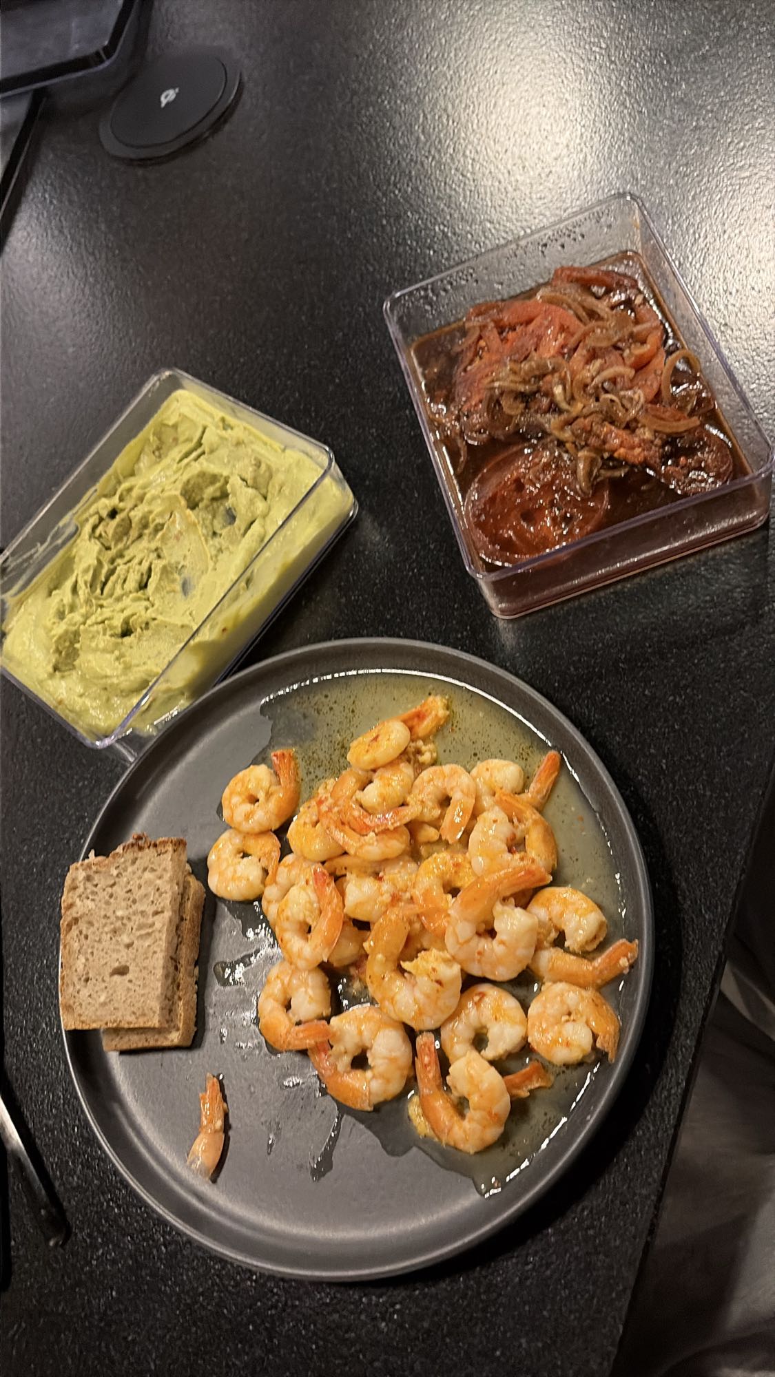 Krewetki z guacamole i chlebem