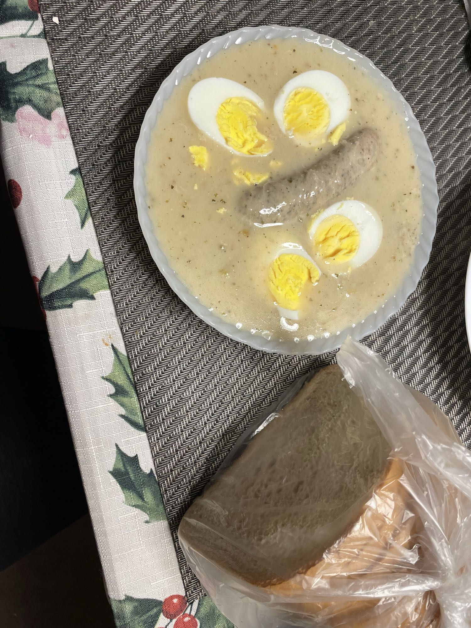 żurek z jajkiem i kiełbasą