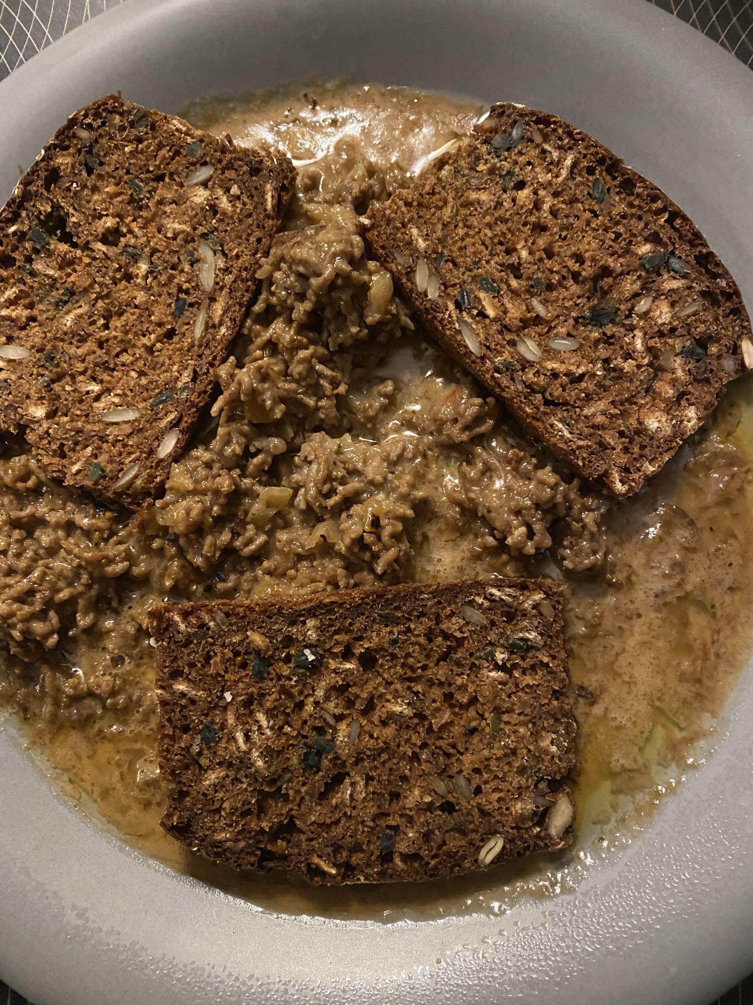 Köttfärs med rågbröd