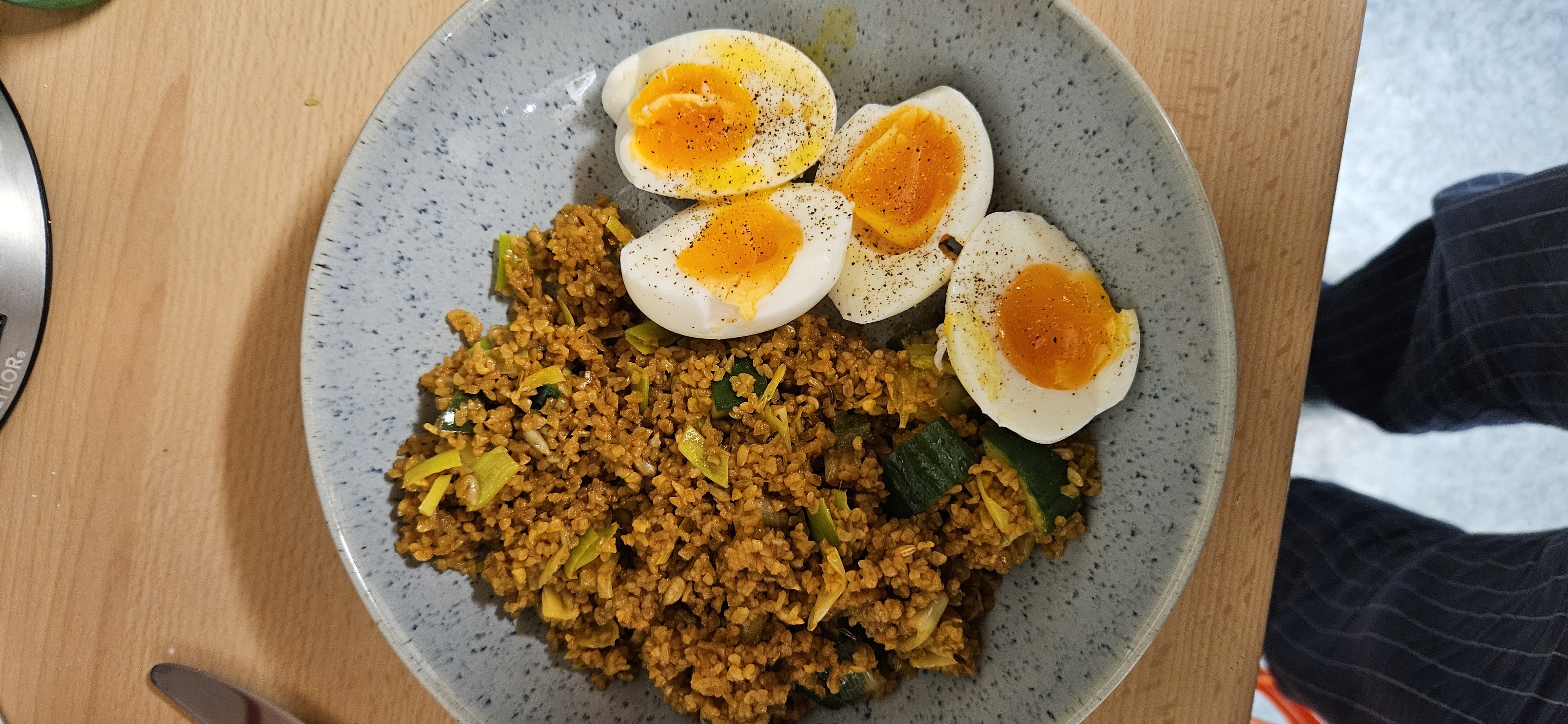 Eggs with bulgur mix