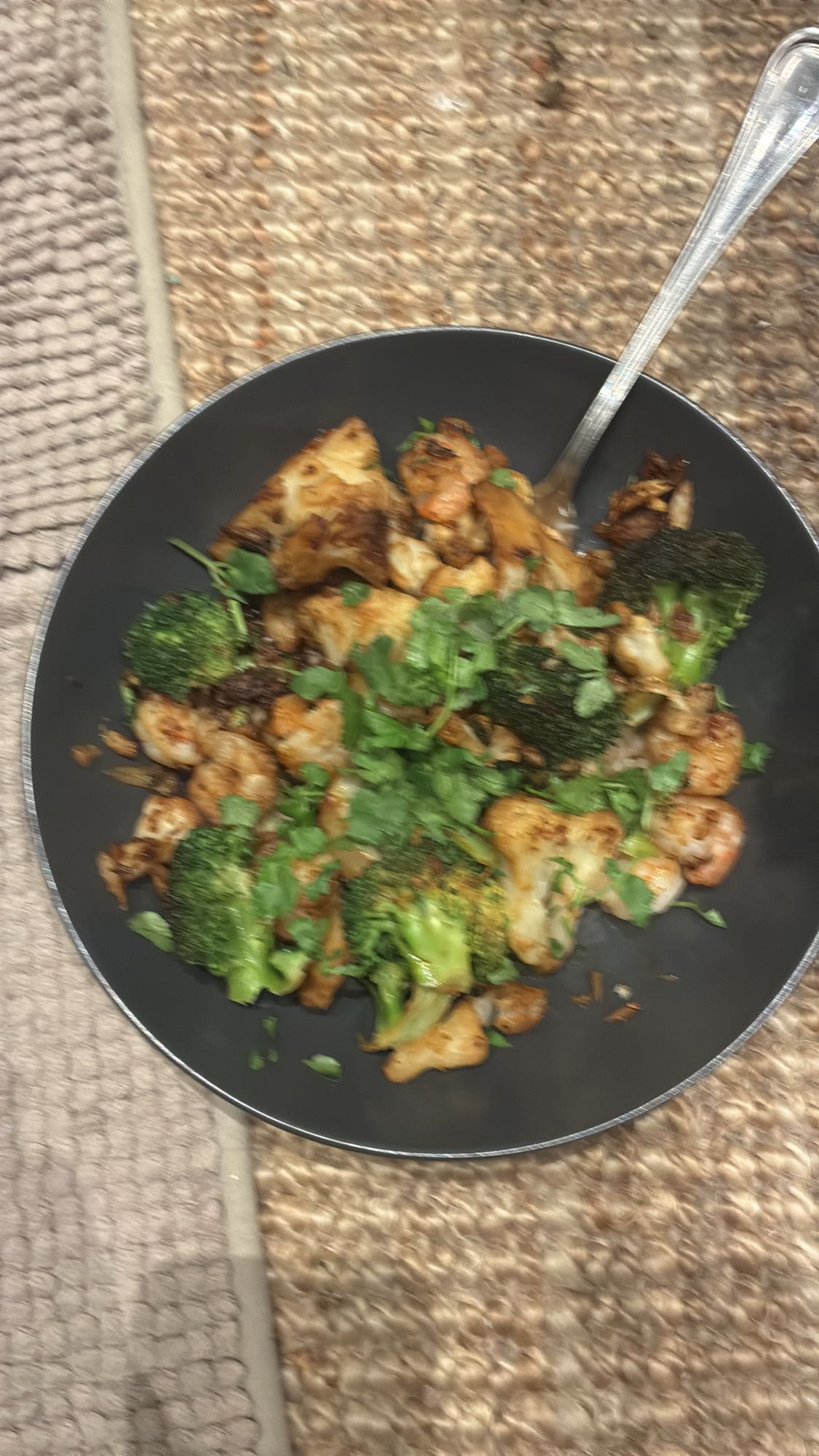 Gebratene Garnelen mit Gemüse