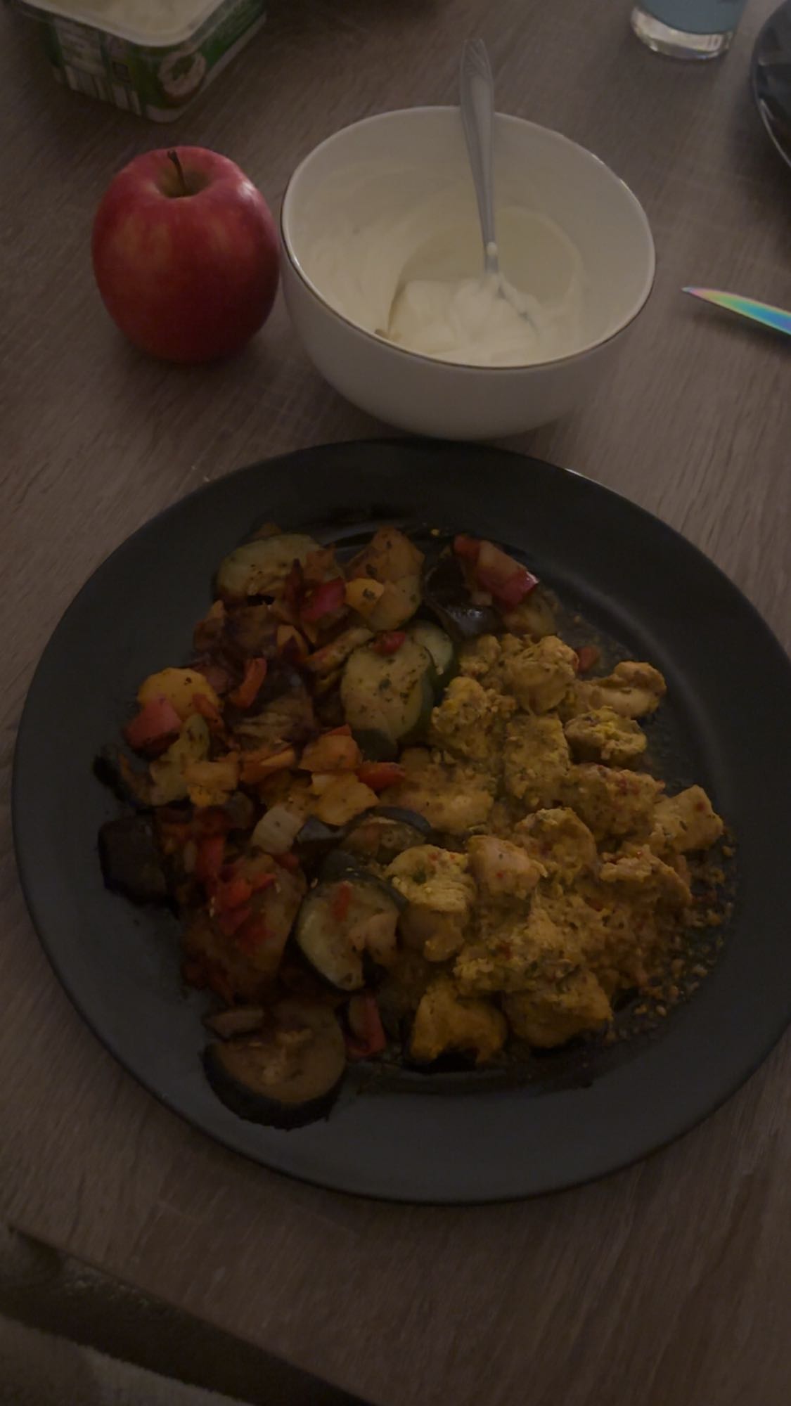 Poulet et légumes avec skyr et pomme