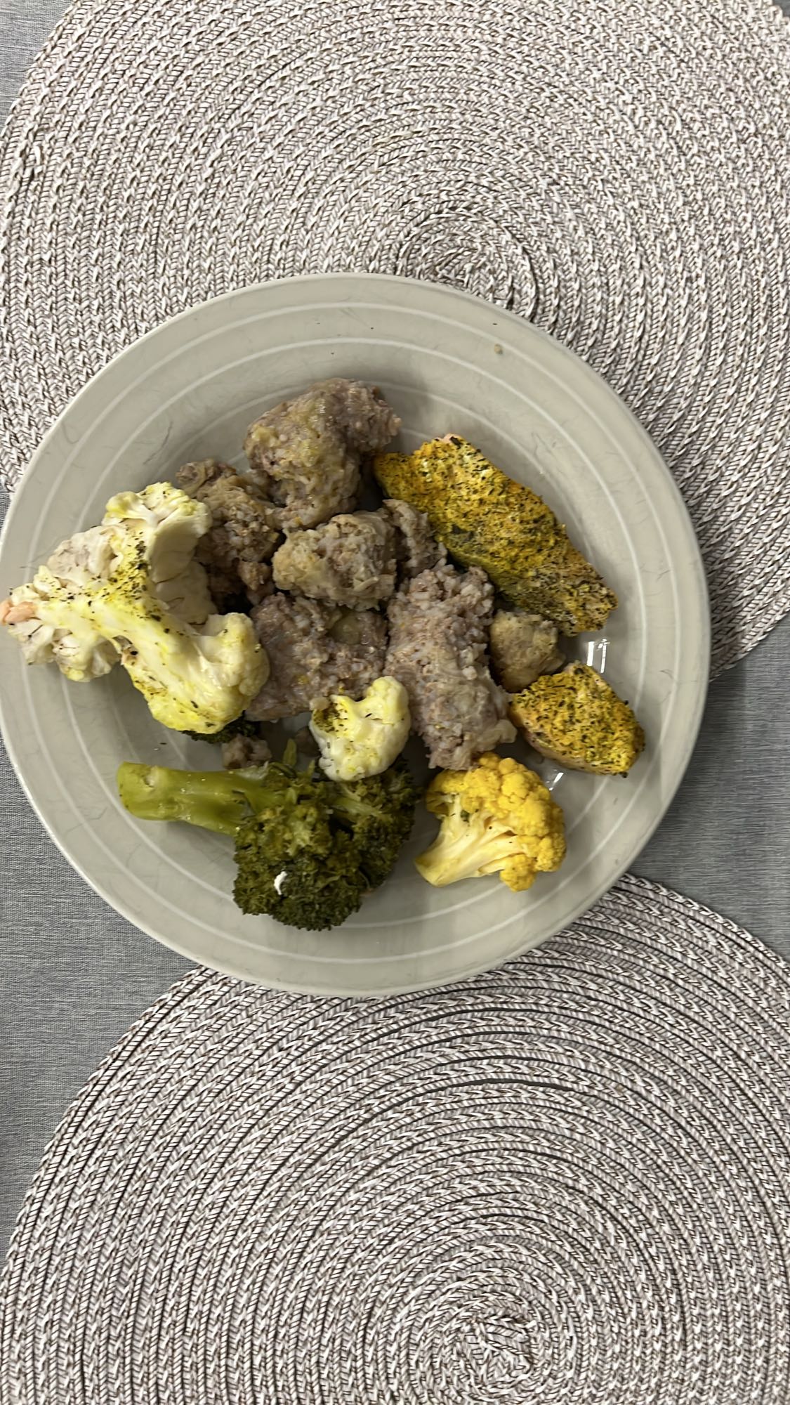 łosoś z gołąbkami i warzywami