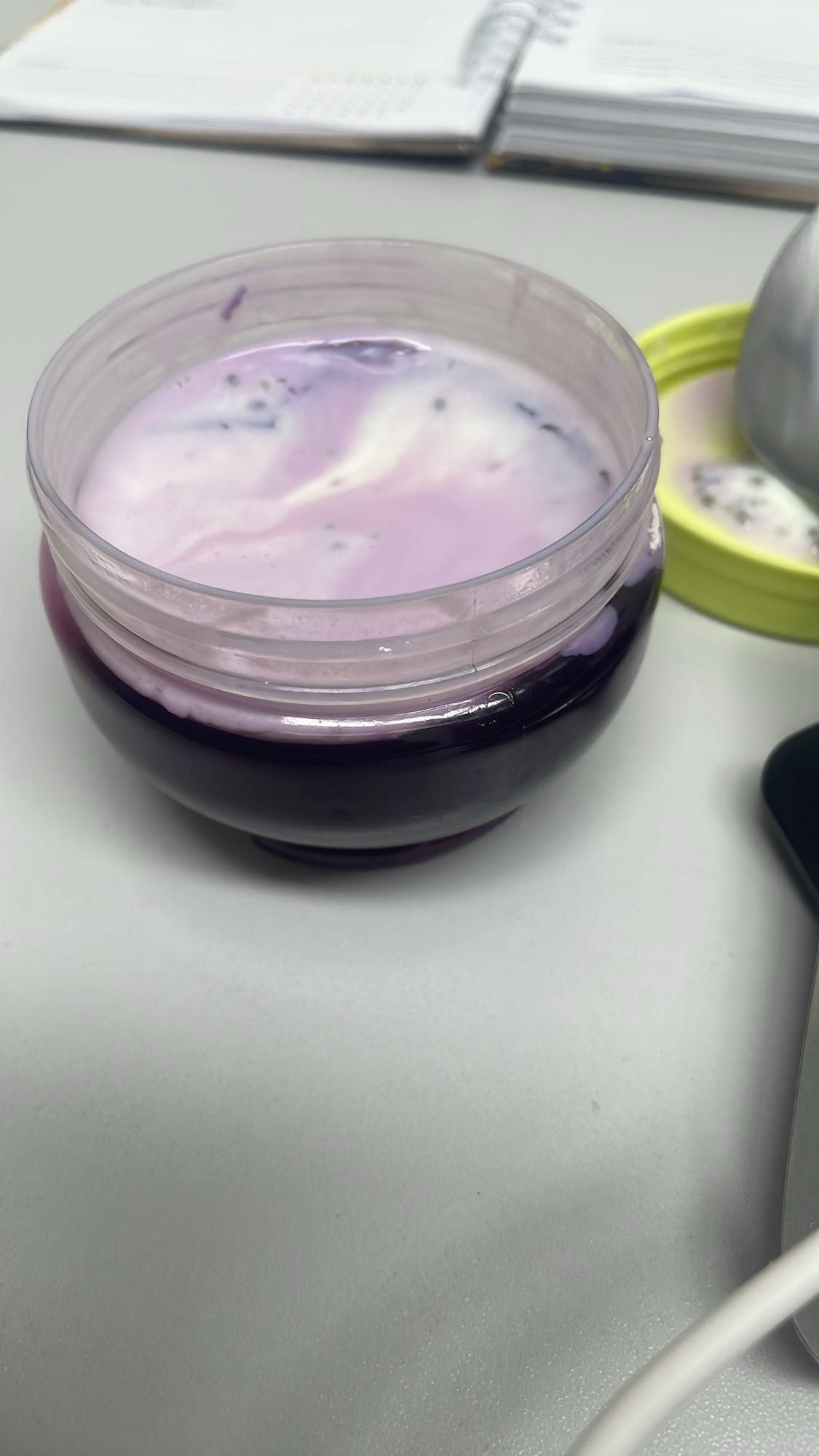 Iogurte com frutas roxas