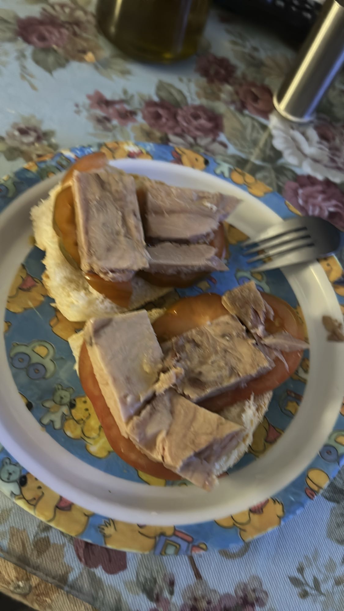Pan con atún y tomate