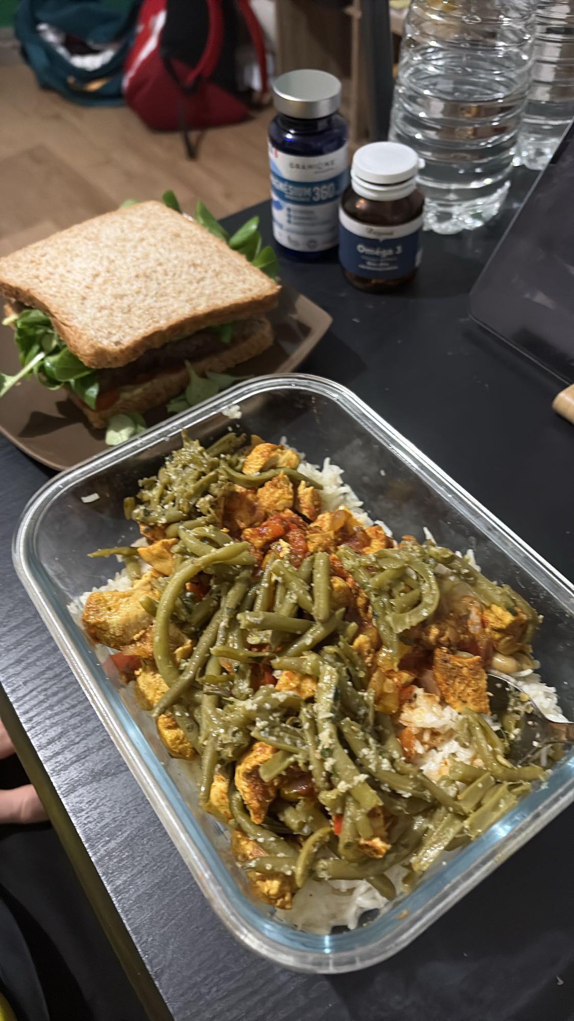 Riz, haricots et sandwich