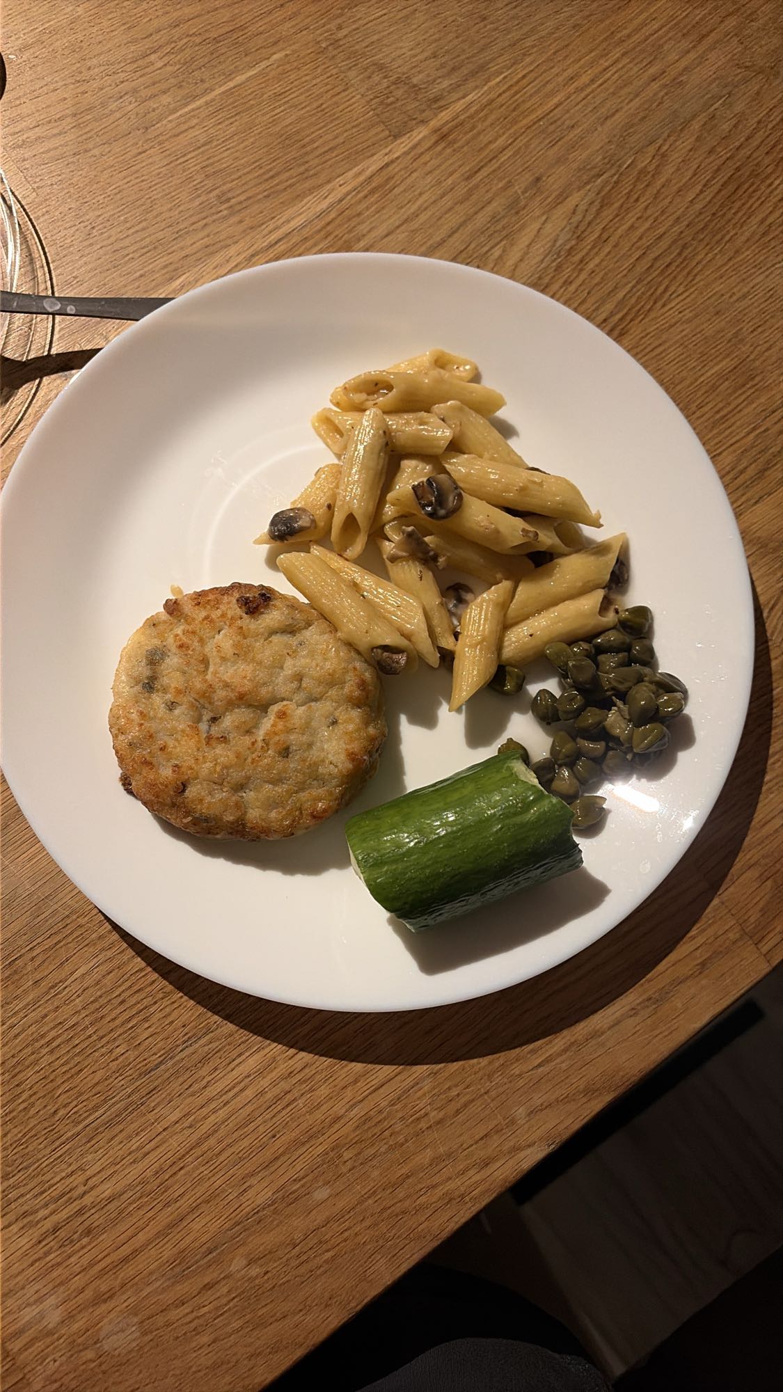 котлета с пастой и овощами